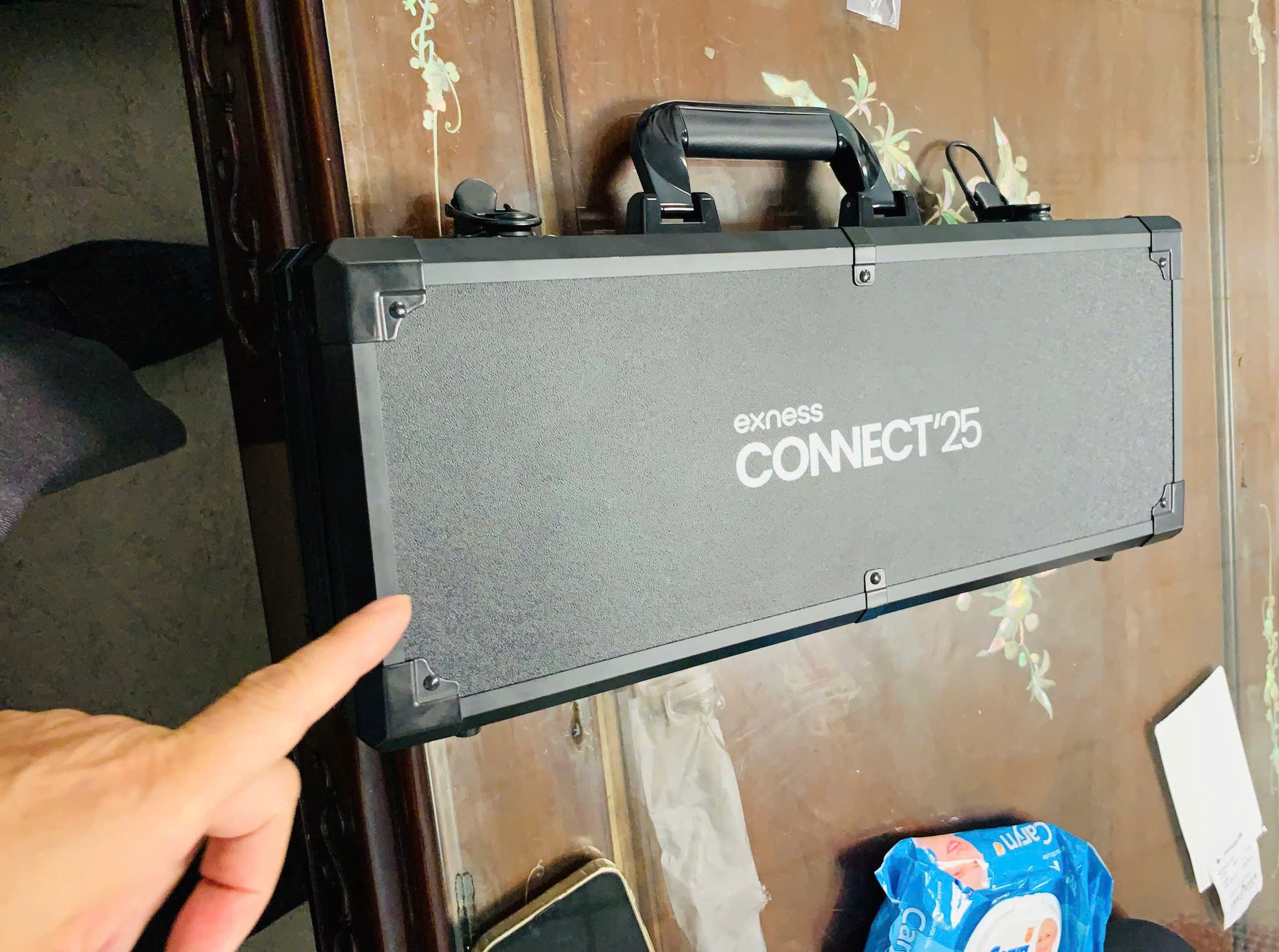 Khi tiếp vi&ecirc;n chuyến bay từ nước ngo&agrave;i về hỏi trong t&uacute;i m&agrave;u đen c&oacute; g&igrave;, nam h&agrave;nh kh&aacute;ch n&oacute;i c&oacute; bom- Ảnh 3.