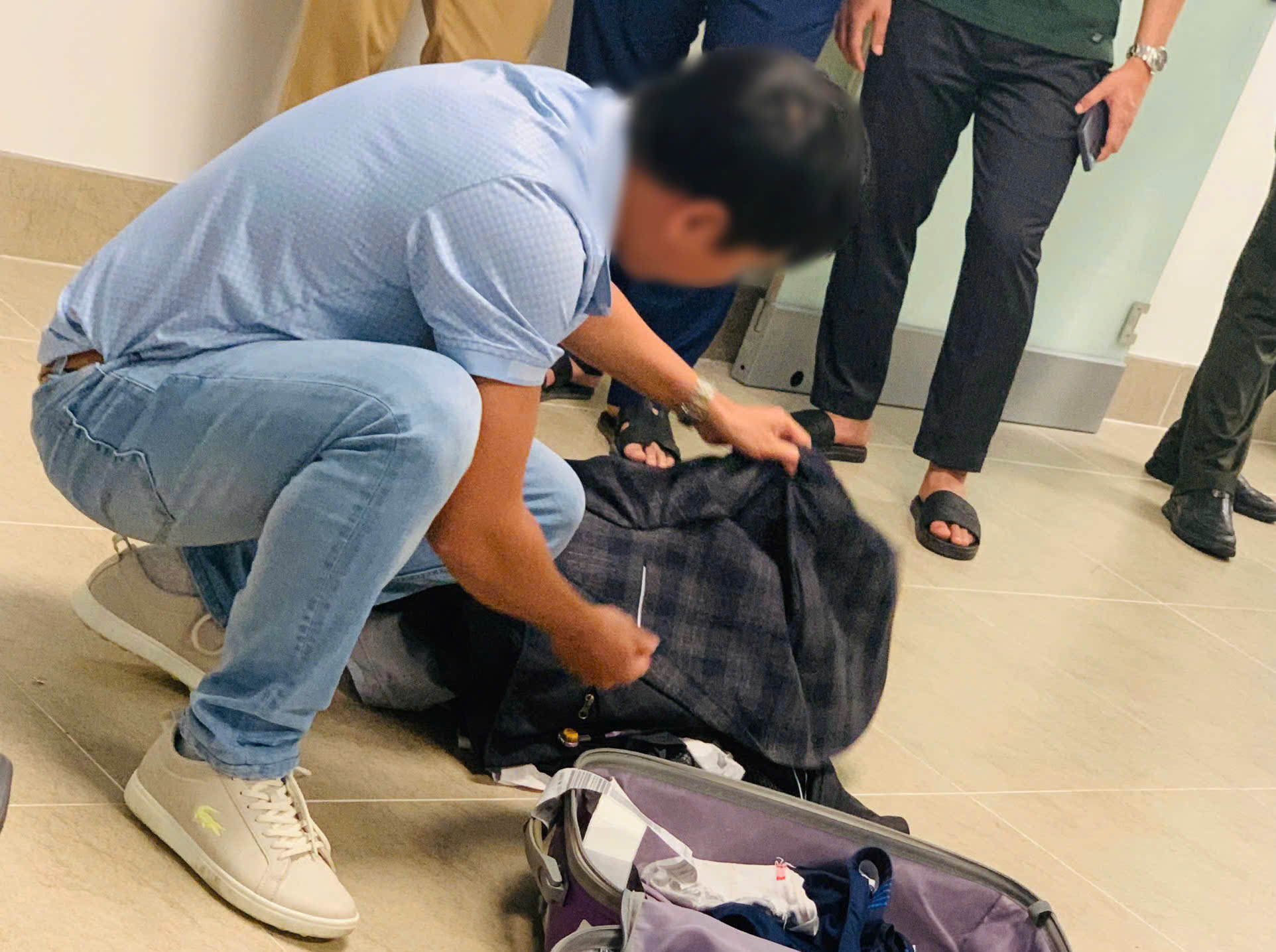 Khi tiếp vi&ecirc;n chuyến bay từ nước ngo&agrave;i về hỏi trong t&uacute;i m&agrave;u đen c&oacute; g&igrave;, nam h&agrave;nh kh&aacute;ch n&oacute;i c&oacute; bom- Ảnh 1.
