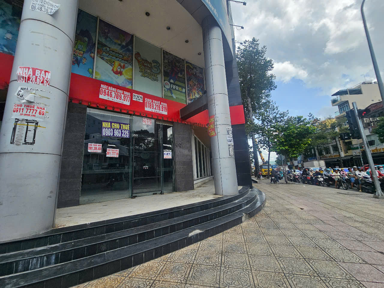 H&agrave;ng loạt mặt bằng ở TP HCM vẫn bỏ trống thời gian d&agrave;i, điều g&igrave; đang xảy ra?- Ảnh 2.