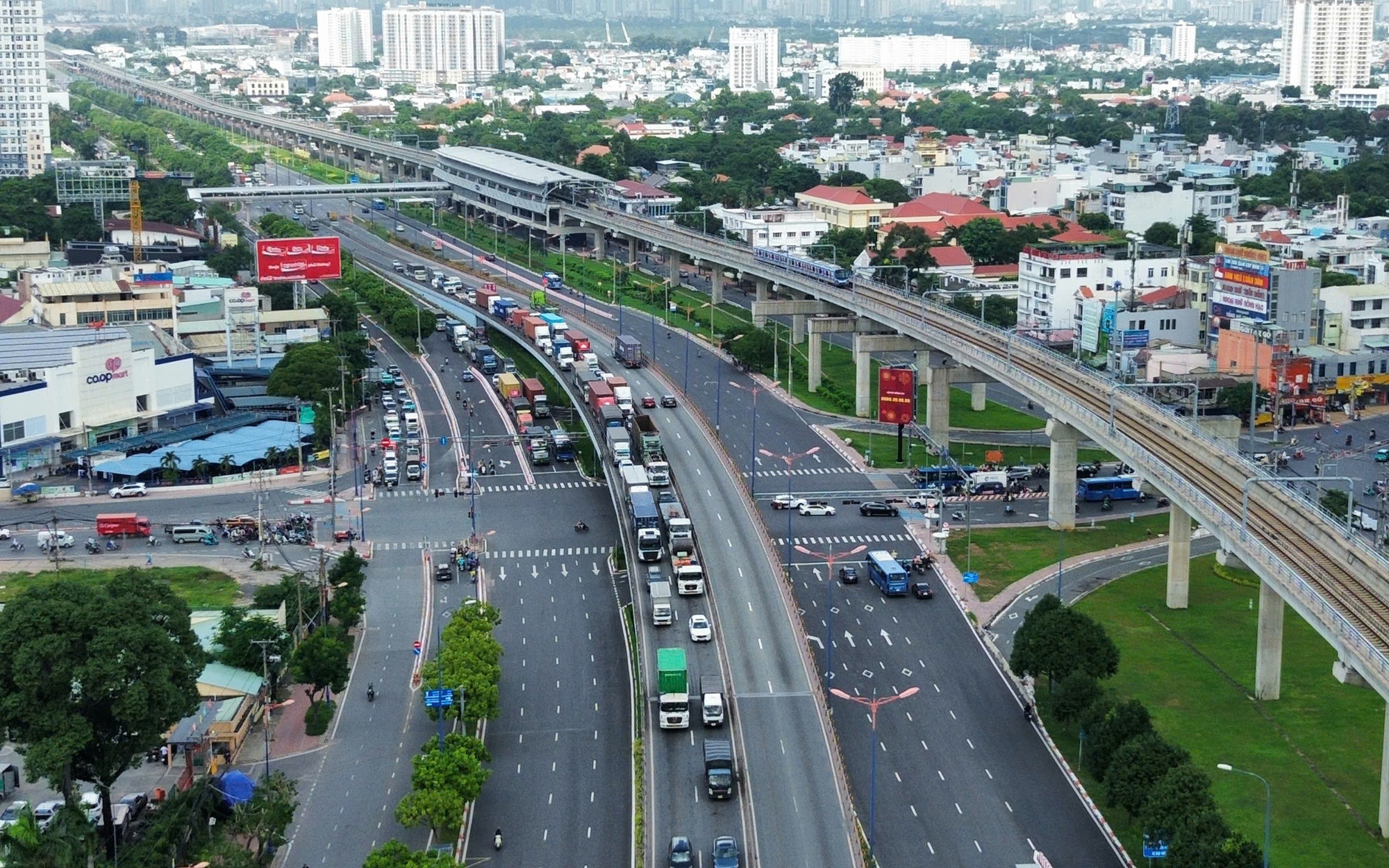 Lý do sáng nay xa lộ Hà Nội ùn ứ giao thông nghiêm trọng