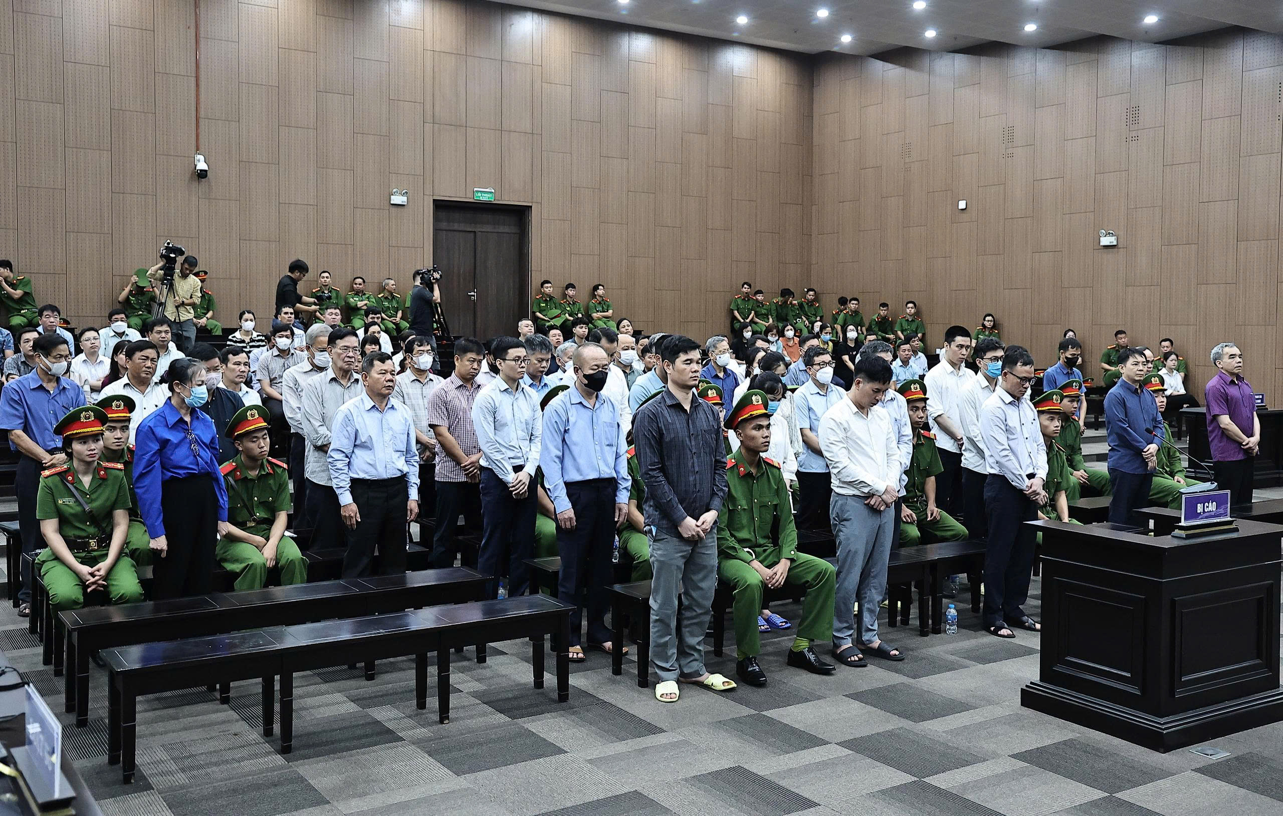 Chủ tịch Tập đo&agrave;n Ph&uacute;c Sơn mang 500.000 USD ch&uacute;c mừng sau khi chủ tịch Vĩnh Ph&uacute;c nhậm chức- Ảnh 2.