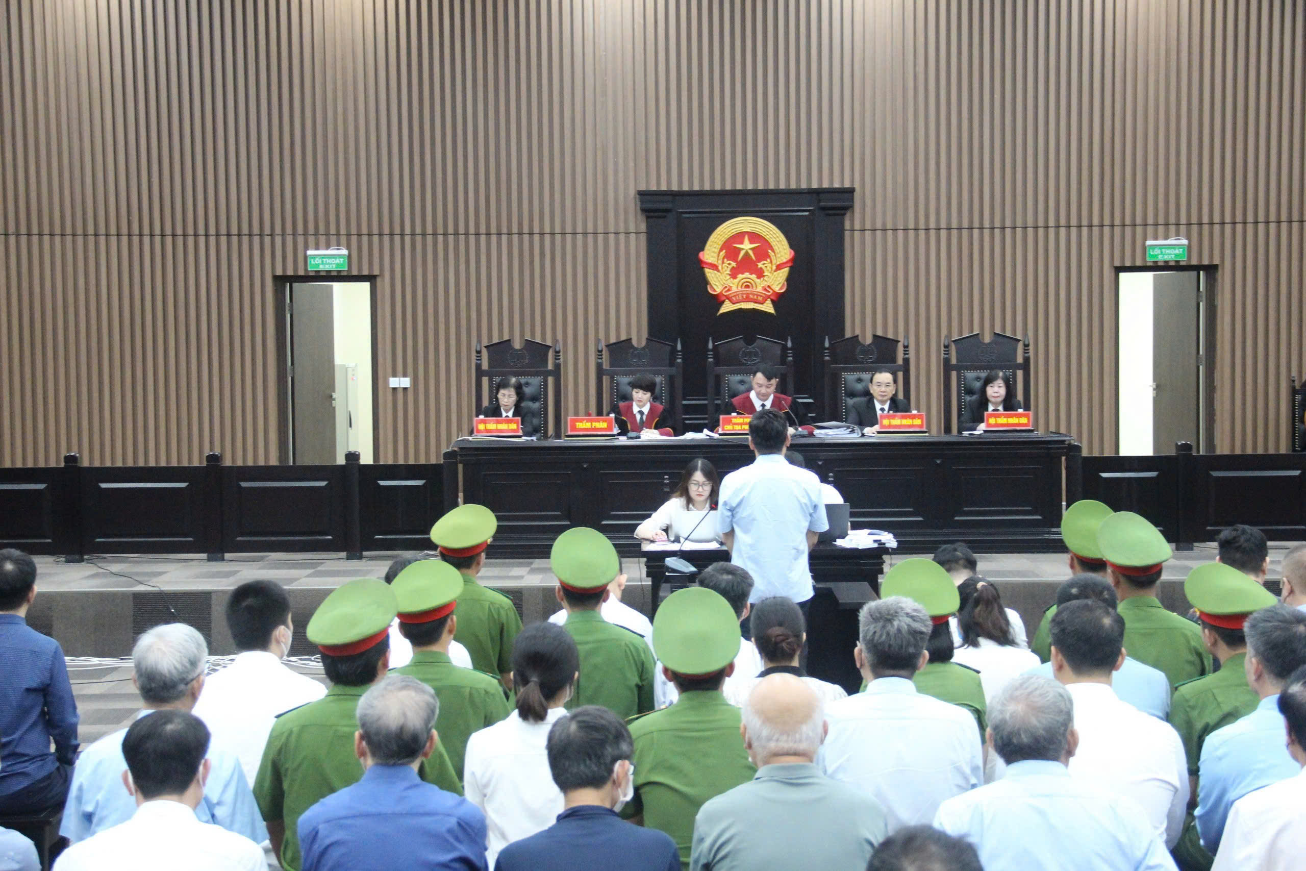 Cựu b&iacute; thư Ho&agrave;ng Thị Th&uacute;y Lan khai d&ugrave;ng tiền hối lộ l&agrave;m từ thiện, ủng hộ người ngh&egrave;o - Ảnh 2.