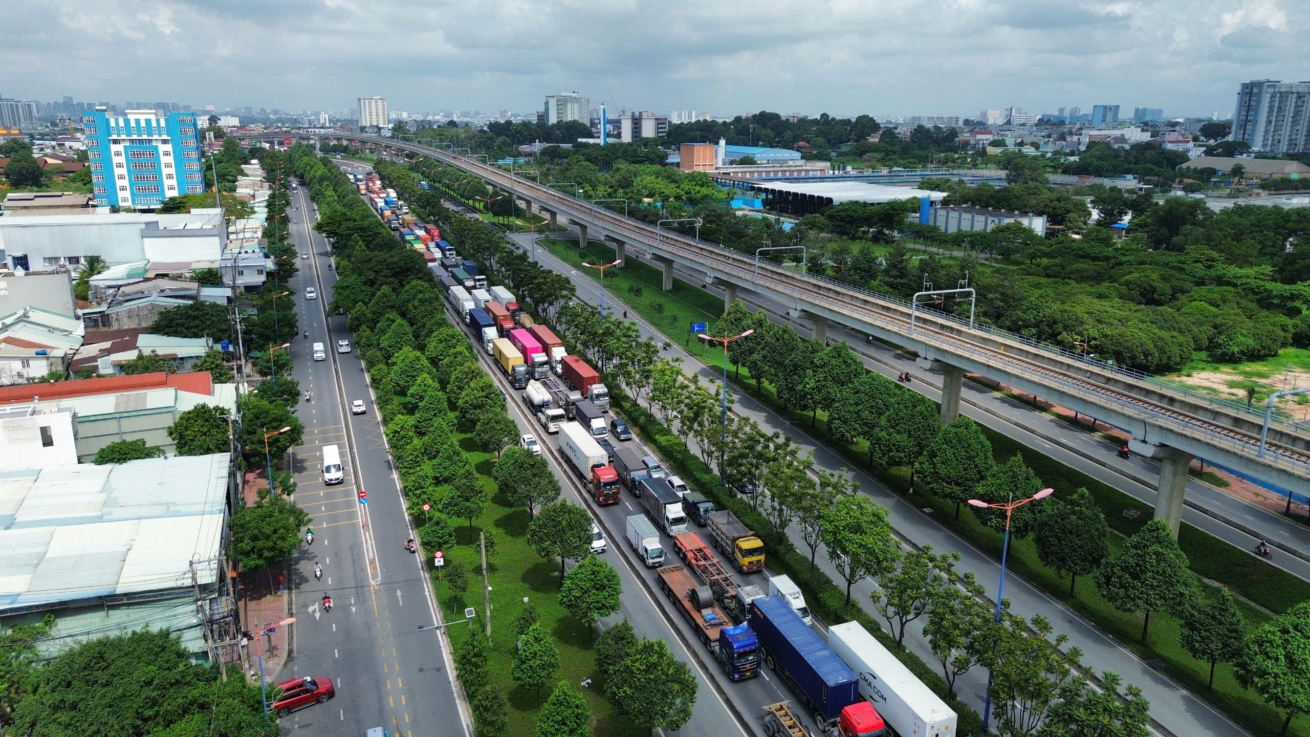 Lý do sáng nay xa lộ Hà Nội ùn ứ giao thông nghiêm trọng- Ảnh 4.