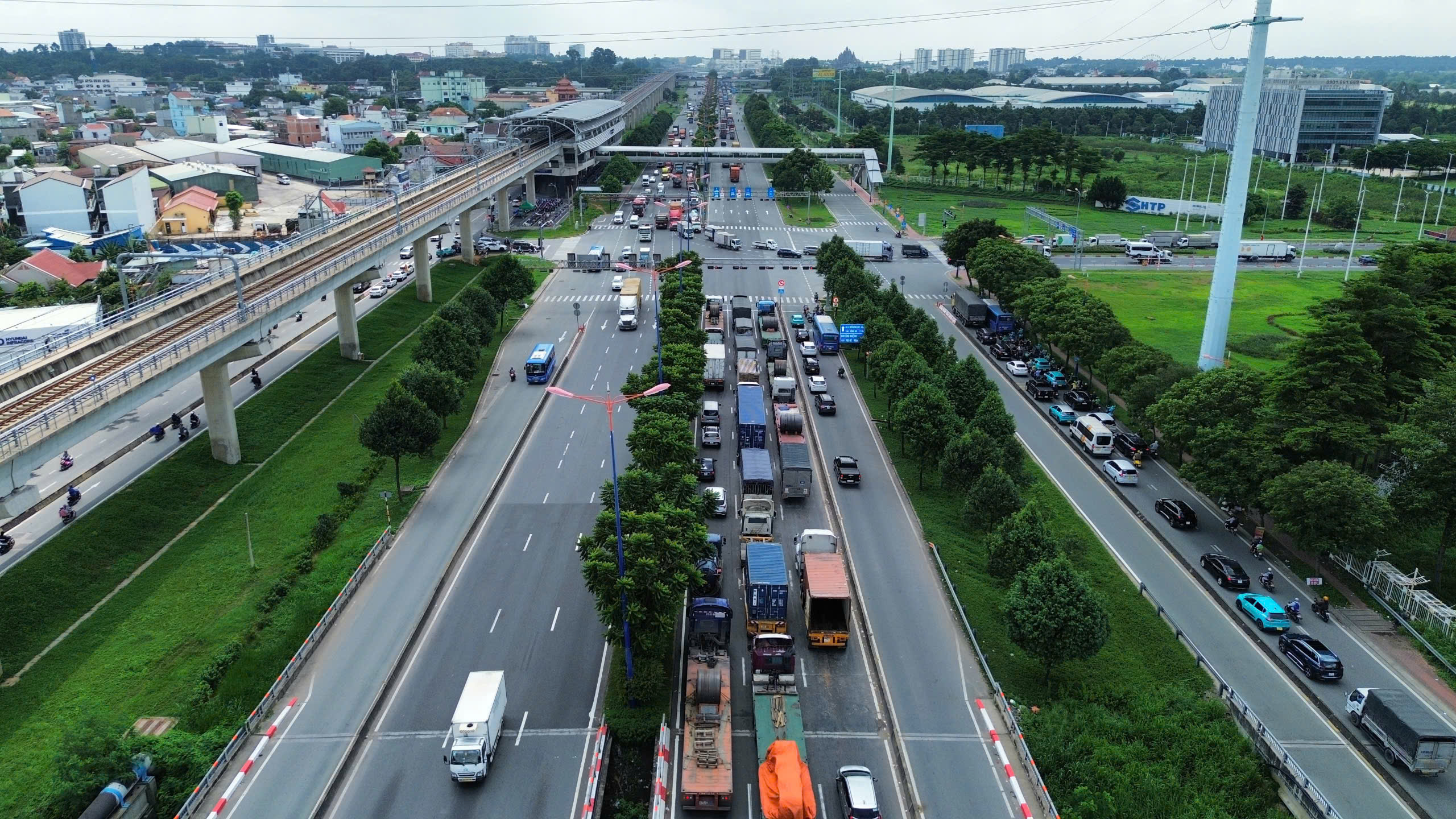 Lý do sáng nay xa lộ Hà Nội ùn ứ giao thông nghiêm trọng- Ảnh 6.
