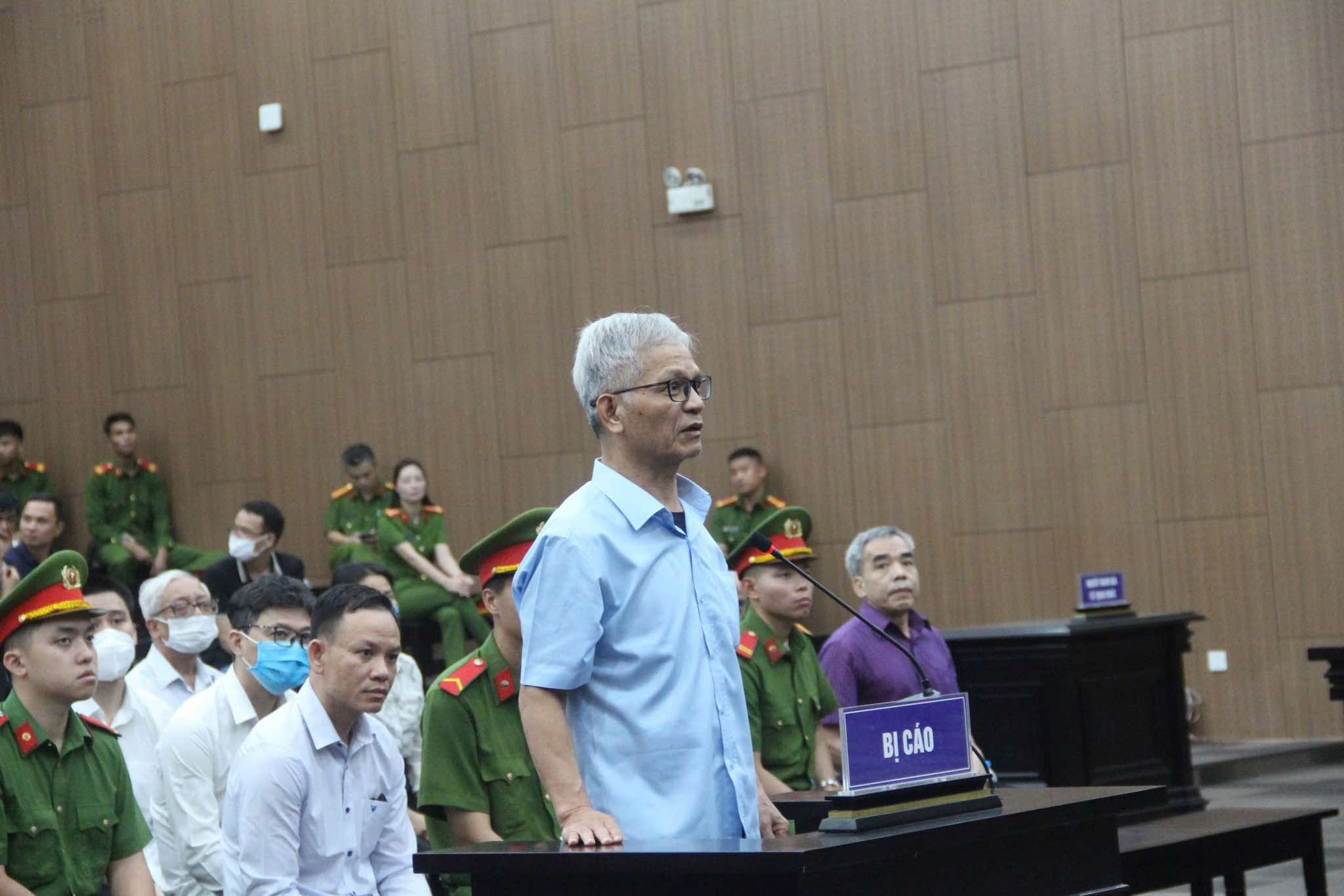 Nhận hối lộ chục tỉ đồng, cựu giám đốc sở ở Quảng Ngãi khai dùng 40.000 USD xây nhà cho người nghèo- Ảnh 2.