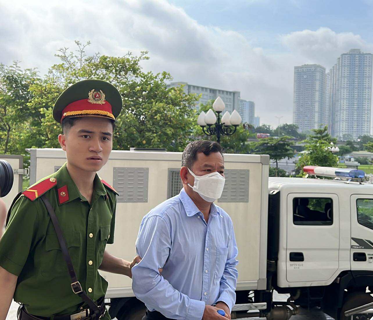 Nhận hối lộ chục tỉ đồng, cựu giám đốc sở ở Quảng Ngãi khai dùng 40.000 USD xây nhà cho người nghèo- Ảnh 1.