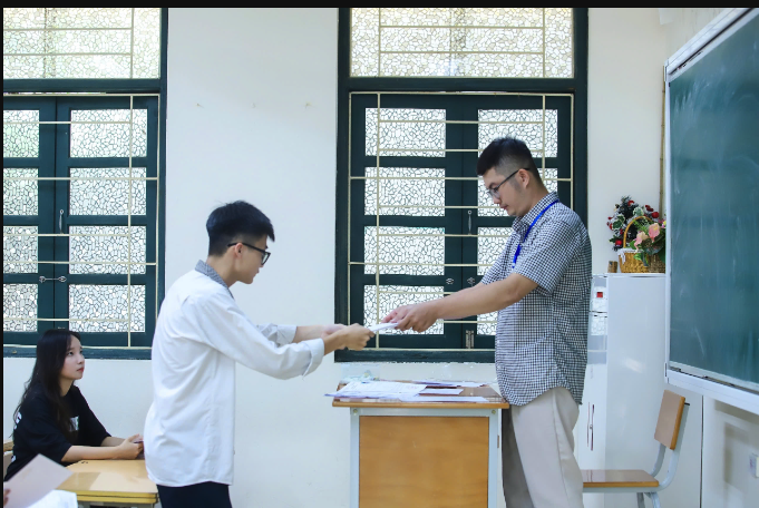 Kỳ thi THPT 2025: Th&iacute; sinh bắt đầu thi ngữ văn, đ&oacute;n xem gợi &yacute; giải đề - Ảnh 29.