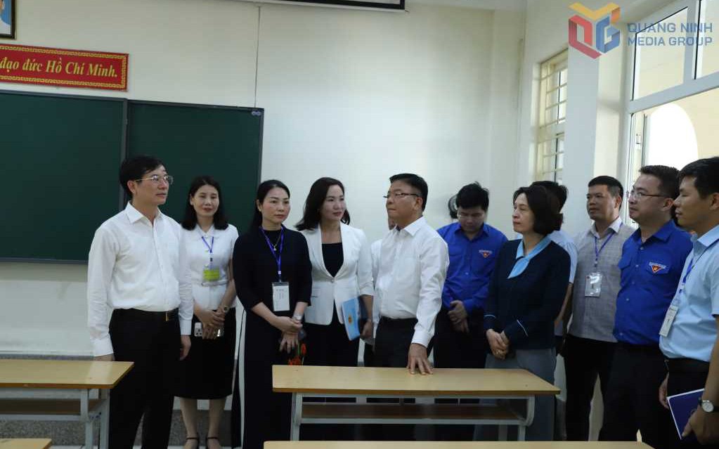 Phó Thủ tướng kiểm tra công tác chuẩn bị thi tốt nghiệp THPT