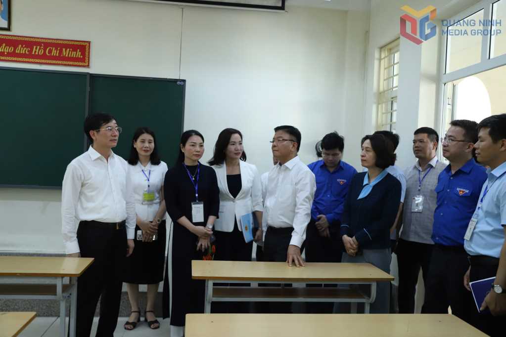 Ph&oacute; Thủ tướng kiểm tra c&ocirc;ng t&aacute;c chuẩn bị thi tốt nghiệp THPT- Ảnh 1.