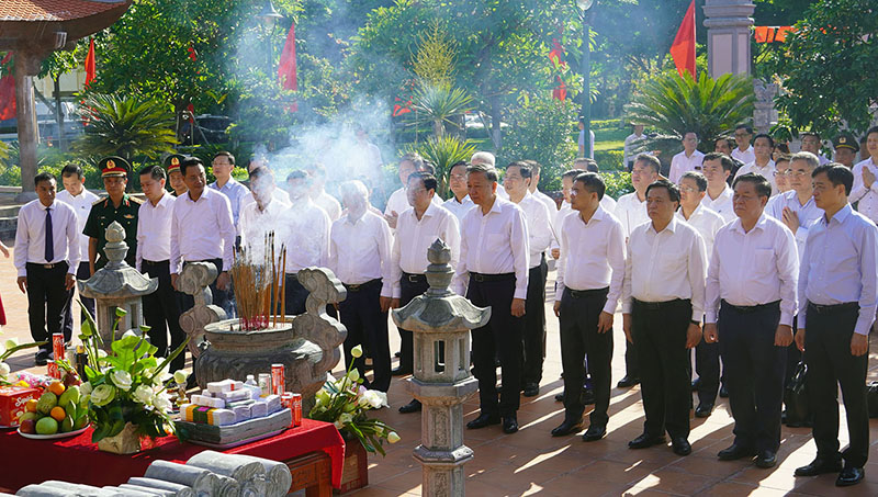 Tổng B&iacute; thư T&ocirc; L&acirc;m d&acirc;ng hương tưởng niệm B&aacute;c Hồ v&agrave; c&aacute;c Anh h&ugrave;ng liệt sĩ tại Quảng B&igrave;nh- Ảnh 1.