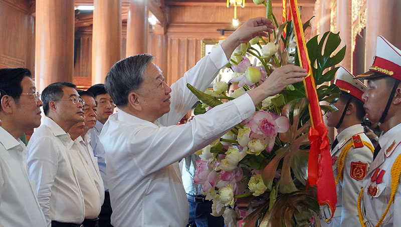Tổng B&iacute; thư T&ocirc; L&acirc;m d&acirc;ng hương tưởng niệm B&aacute;c Hồ v&agrave; c&aacute;c Anh h&ugrave;ng liệt sĩ tại Quảng B&igrave;nh- Ảnh 3.
