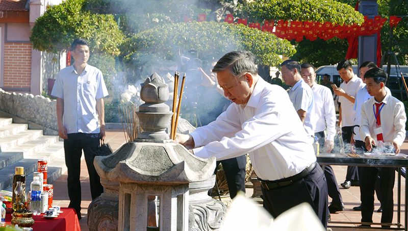 Tổng B&iacute; thư T&ocirc; L&acirc;m d&acirc;ng hương tưởng niệm B&aacute;c Hồ v&agrave; c&aacute;c Anh h&ugrave;ng liệt sĩ tại Quảng B&igrave;nh- Ảnh 2.