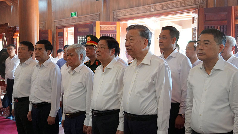 Tổng B&iacute; thư T&ocirc; L&acirc;m d&acirc;ng hương tưởng niệm B&aacute;c Hồ v&agrave; c&aacute;c Anh h&ugrave;ng liệt sĩ tại Quảng B&igrave;nh- Ảnh 6.