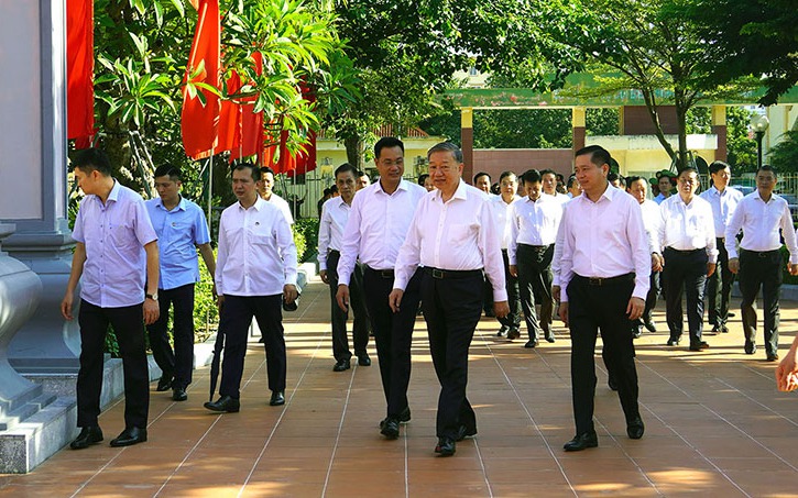 Tổng Bí thư Tô Lâm dâng hương tưởng niệm Bác Hồ và các Anh hùng liệt sĩ tại Quảng Bình