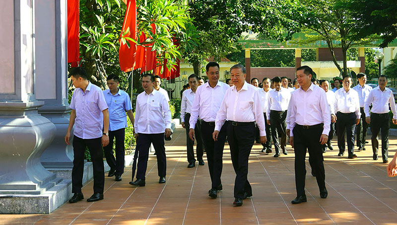 Tổng B&iacute; thư T&ocirc; L&acirc;m d&acirc;ng hương tưởng niệm B&aacute;c Hồ v&agrave; c&aacute;c Anh h&ugrave;ng liệt sĩ tại Quảng B&igrave;nh- Ảnh 5.