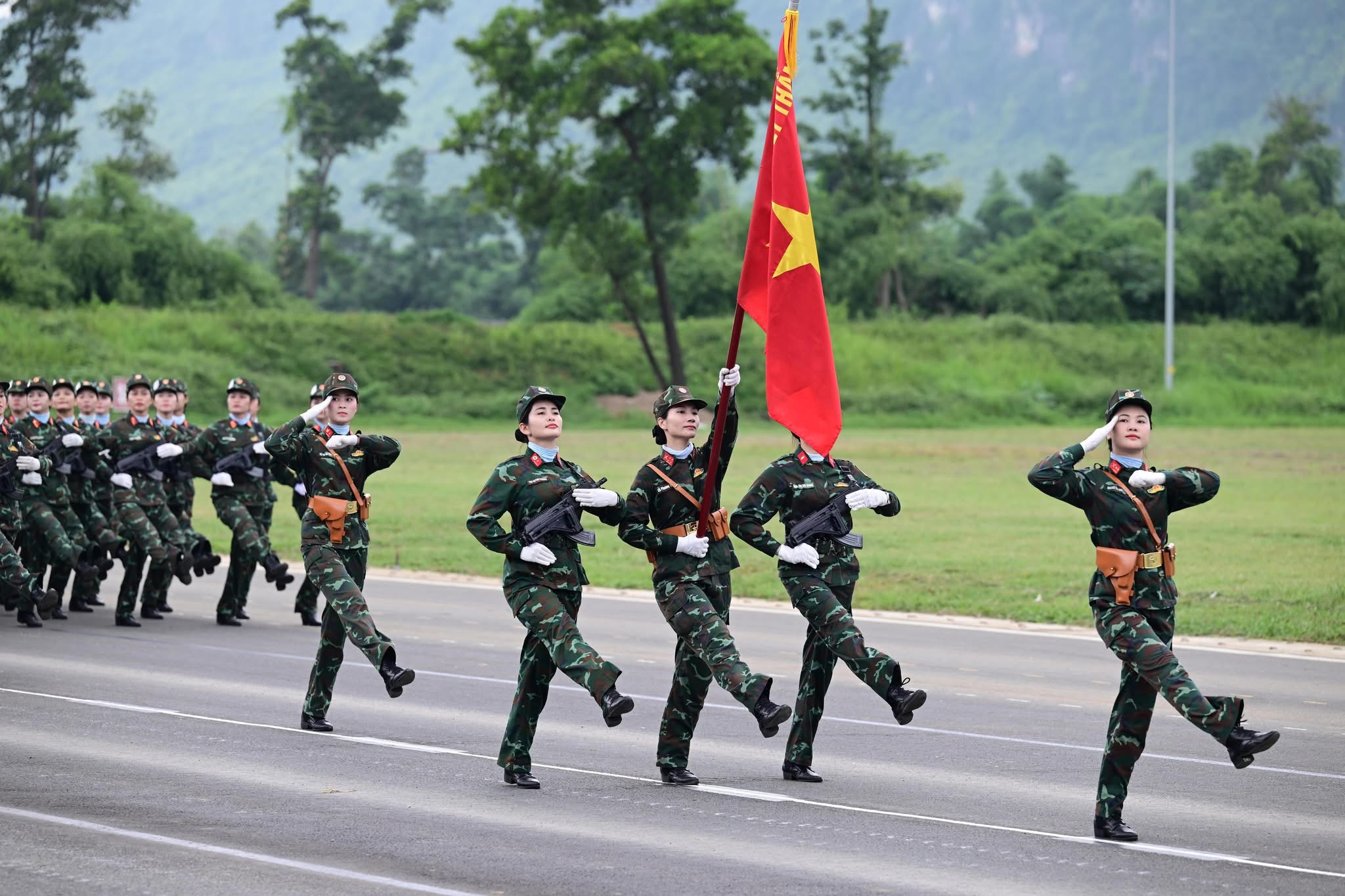 Ngắm các nữ chiến sĩ quân đội xinh đẹp luyện tập diễu binh, diễu hành- Ảnh 1.