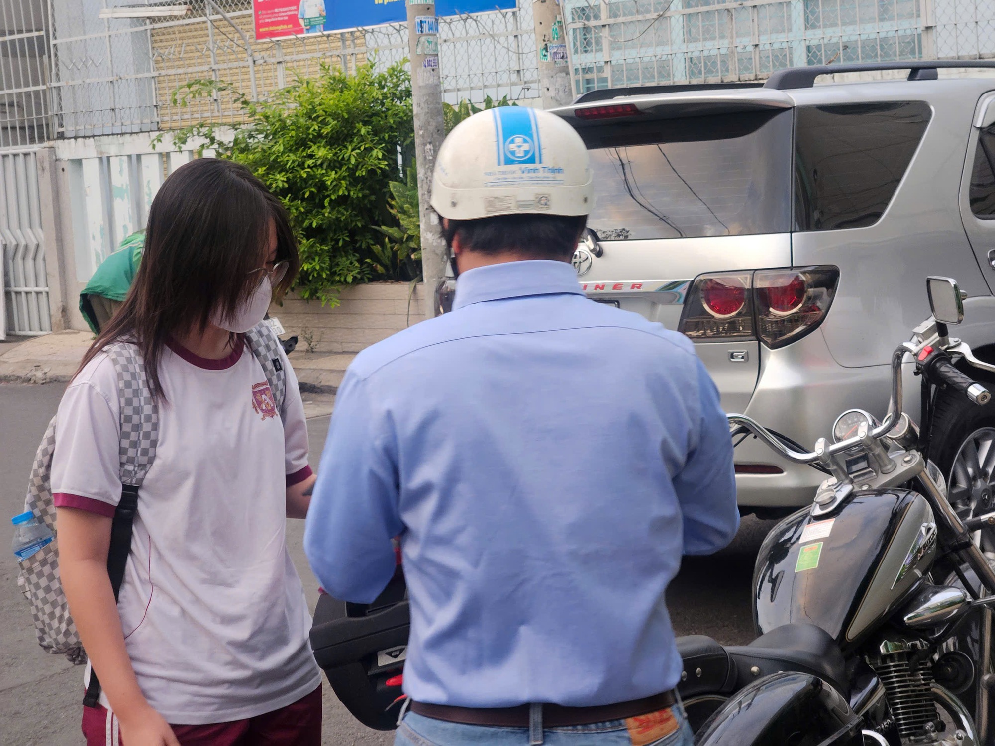Kỳ thi THPT 2025: Th&iacute; sinh bắt đầu thi ngữ văn, đ&oacute;n xem gợi &yacute; giải đề - Ảnh 23.