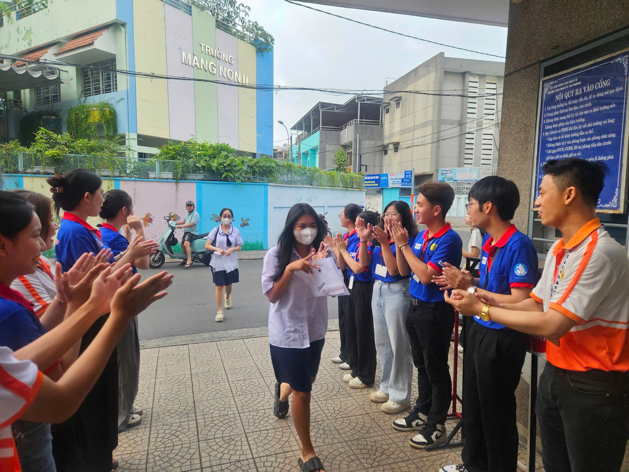 Kỳ thi THPT 2025: Th&iacute; sinh bắt đầu thi ngữ văn, đ&oacute;n xem gợi &yacute; giải đề - Ảnh 25.