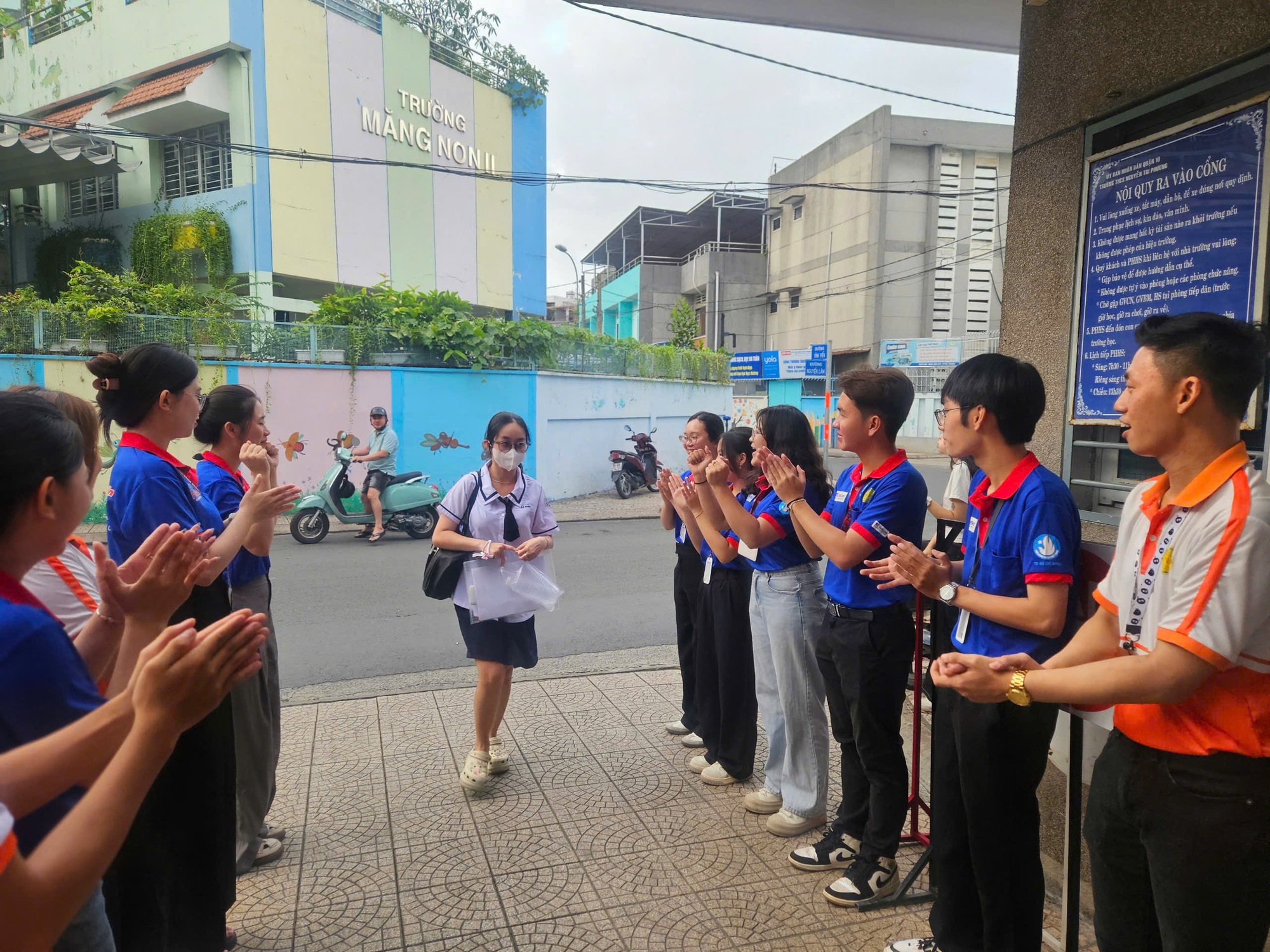 Kỳ thi THPT 2025: Th&iacute; sinh bắt đầu thi ngữ văn, đ&oacute;n xem gợi &yacute; giải đề - Ảnh 24.