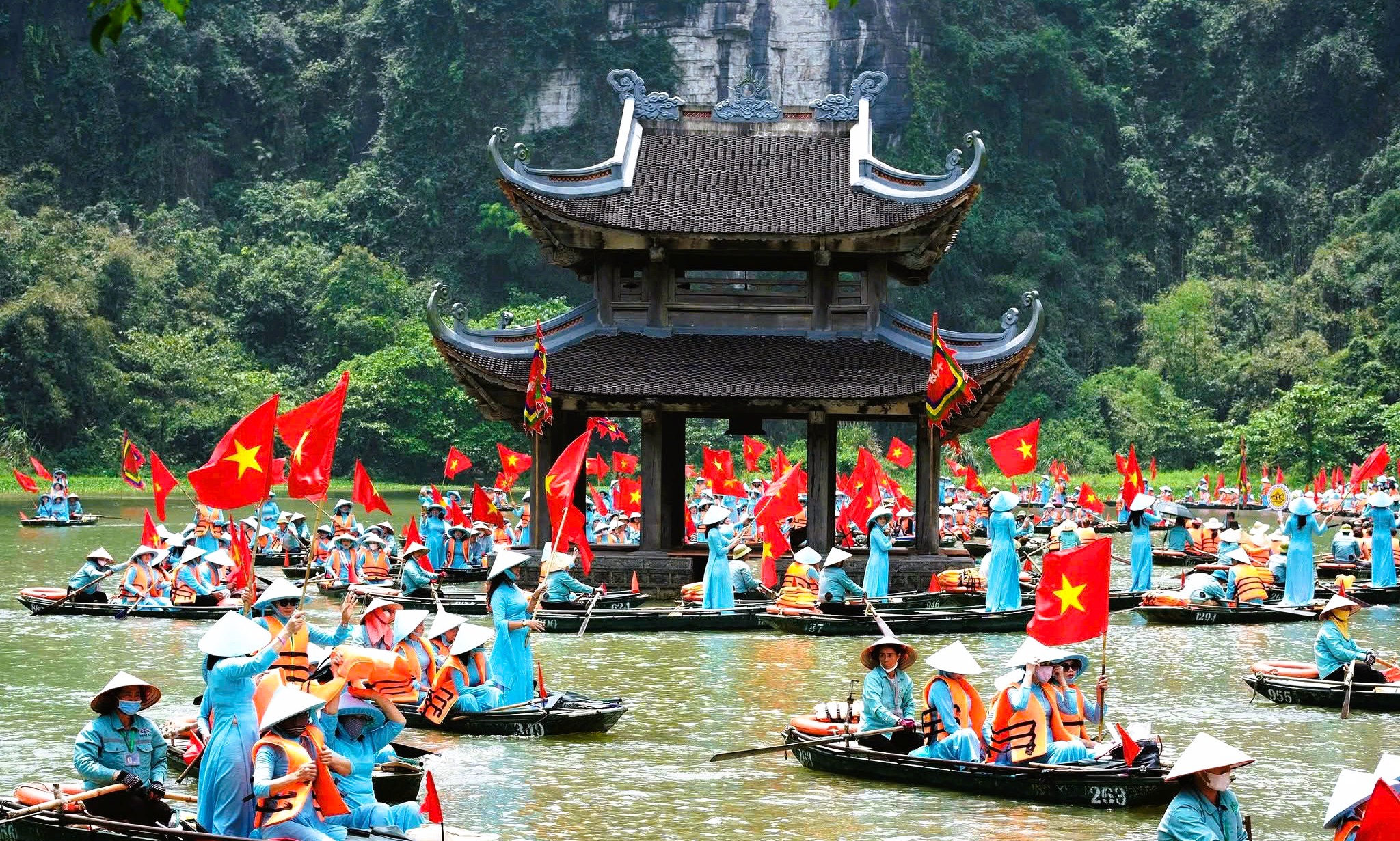 Ngành du lịch Thanh Hóa, Ninh Bình đón gần 18 triệu khách, thu hàng chục ngàn tỉ đồng- Ảnh 1.