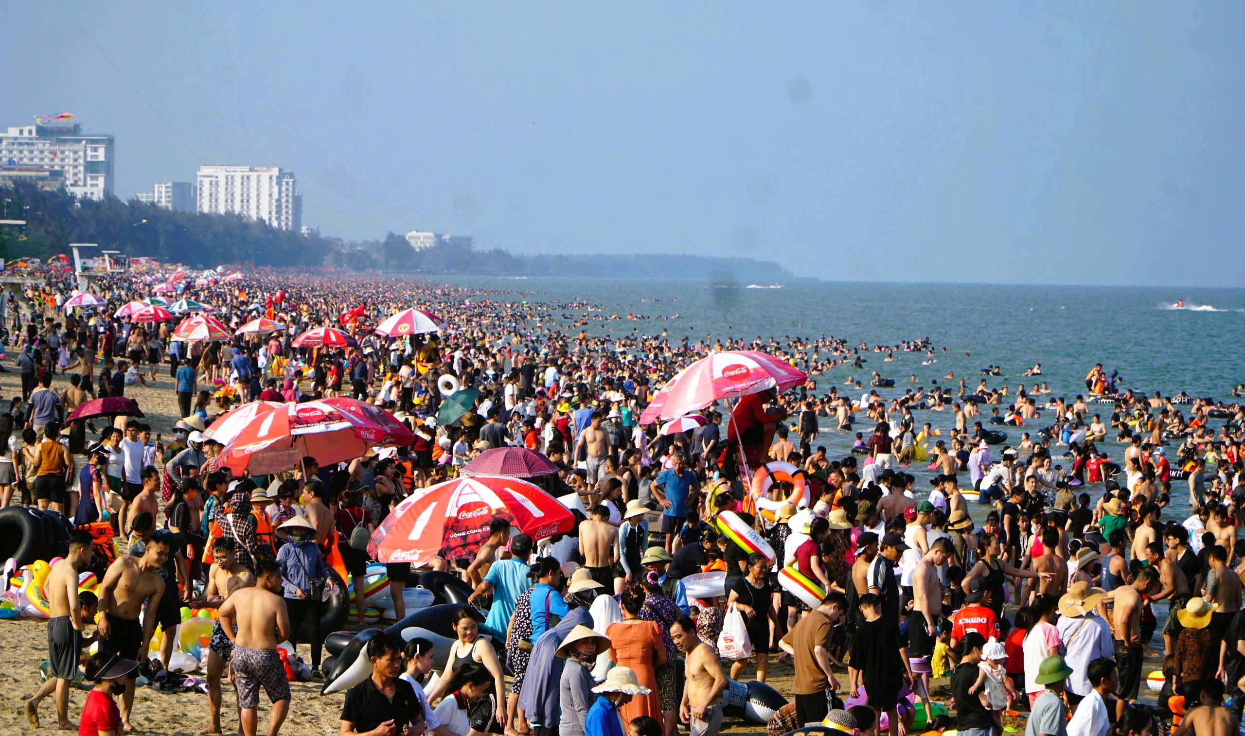 Ngành du lịch Thanh Hóa, Ninh Bình đón gần 18 triệu khách, thu hàng chục ngàn tỉ đồng- Ảnh 2.