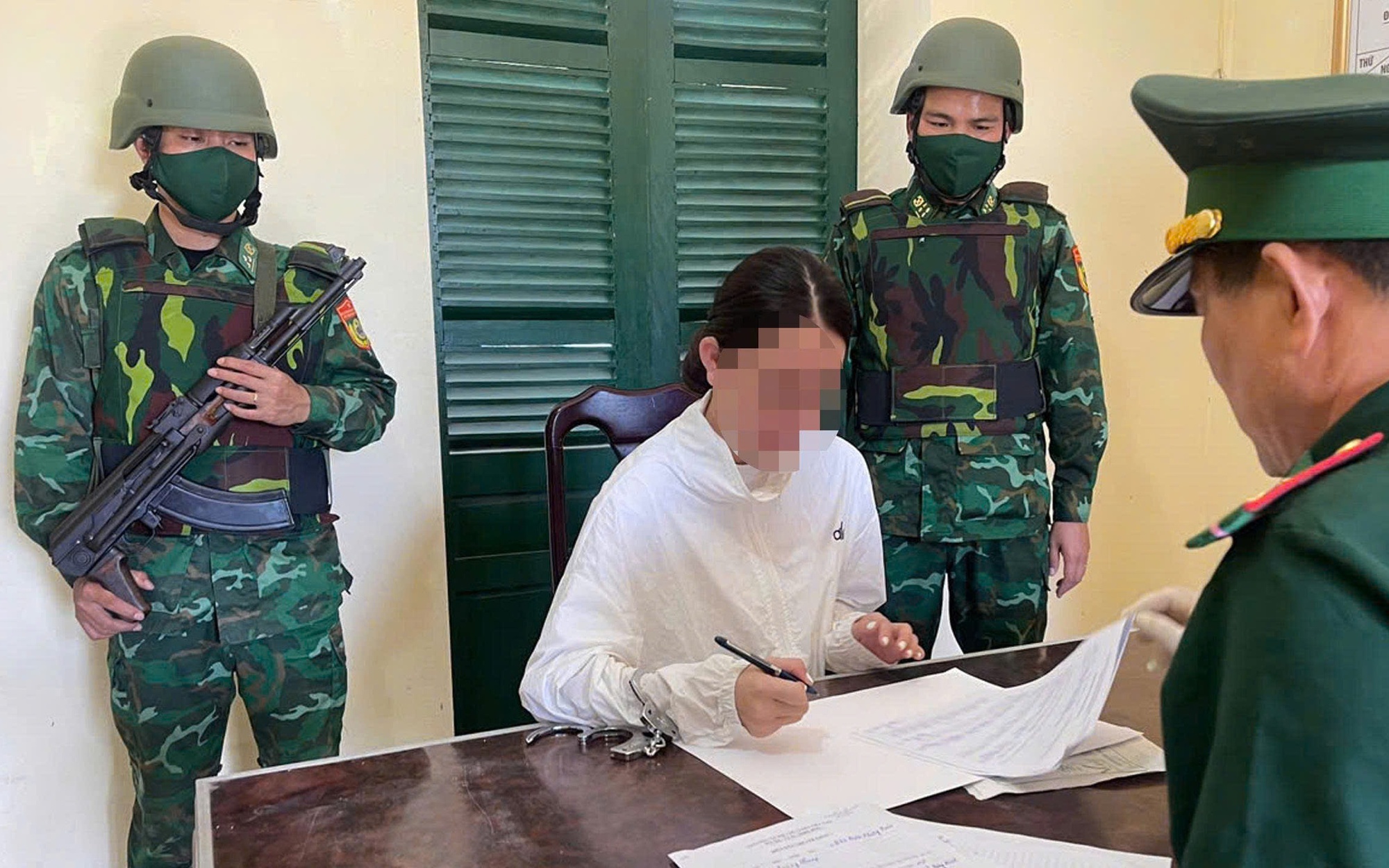 Bắt quả tang "hot girl" cùng đồng phạm buôn ma túy trên xe Mercedes tiền tỉ