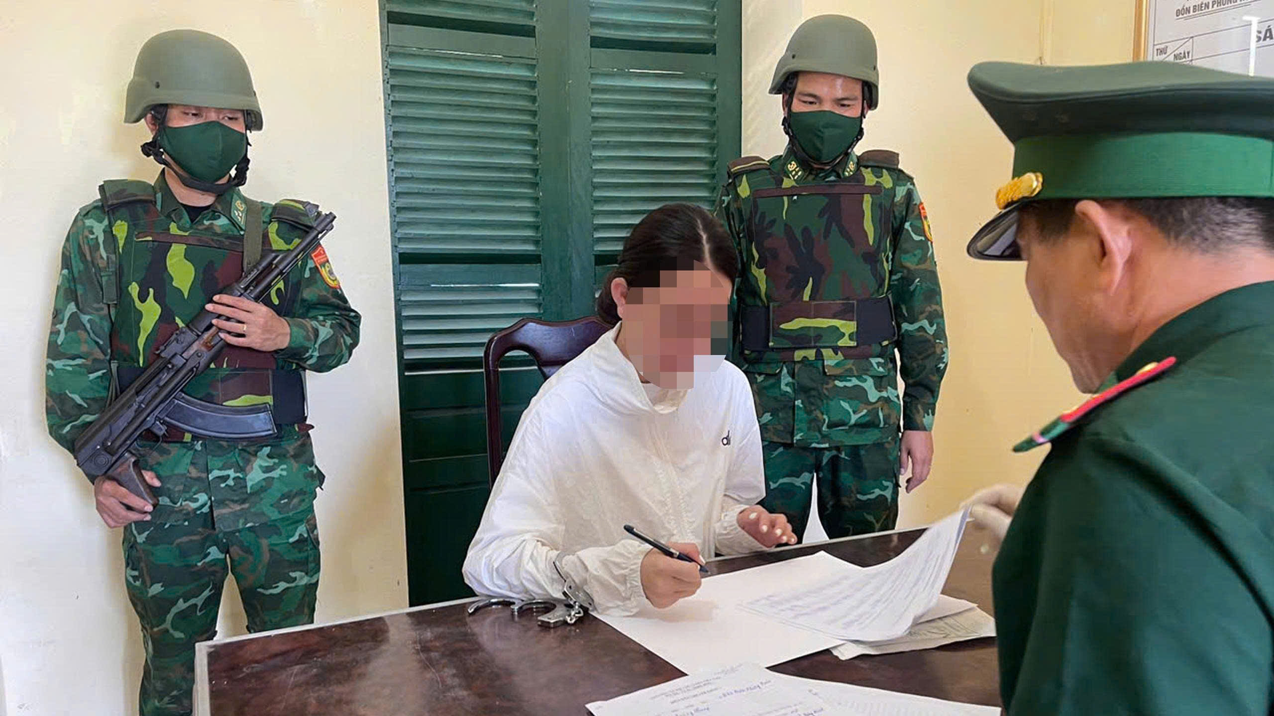 Bắt quả tang "hot girl" c&ugrave;ng đồng phạm bu&ocirc;n ma t&uacute;y tr&ecirc;n xe Mercedes tiền tỉ- Ảnh 1.