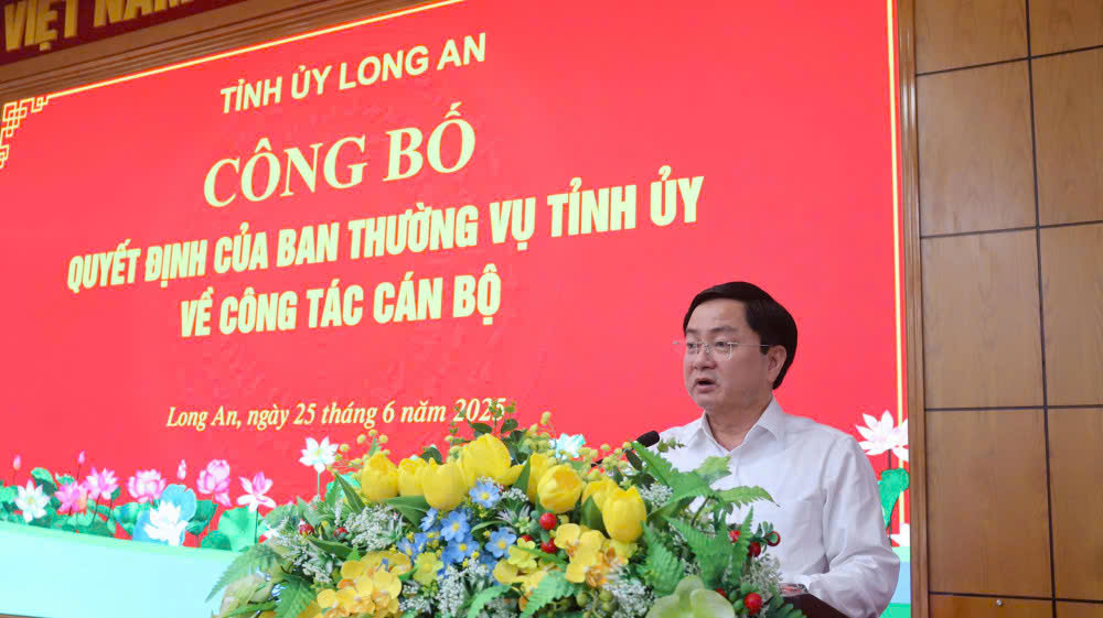 Tỉnh ủy Long An c&ocirc;ng bố nhiều quyết định về c&ocirc;ng t&aacute;c c&aacute;n bộ - Ảnh 1.