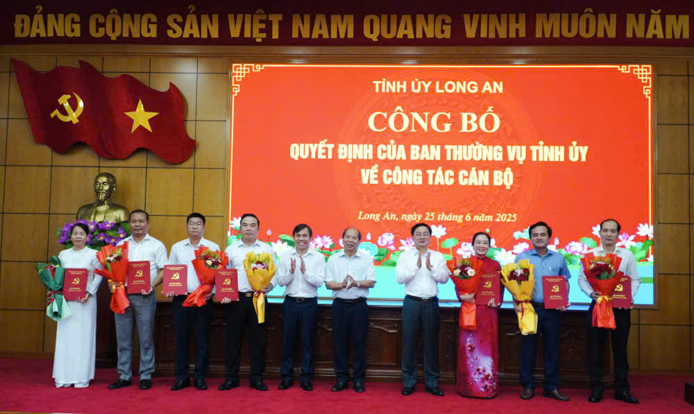 Tỉnh ủy Long An c&ocirc;ng bố nhiều quyết định về c&ocirc;ng t&aacute;c c&aacute;n bộ - Ảnh 2.