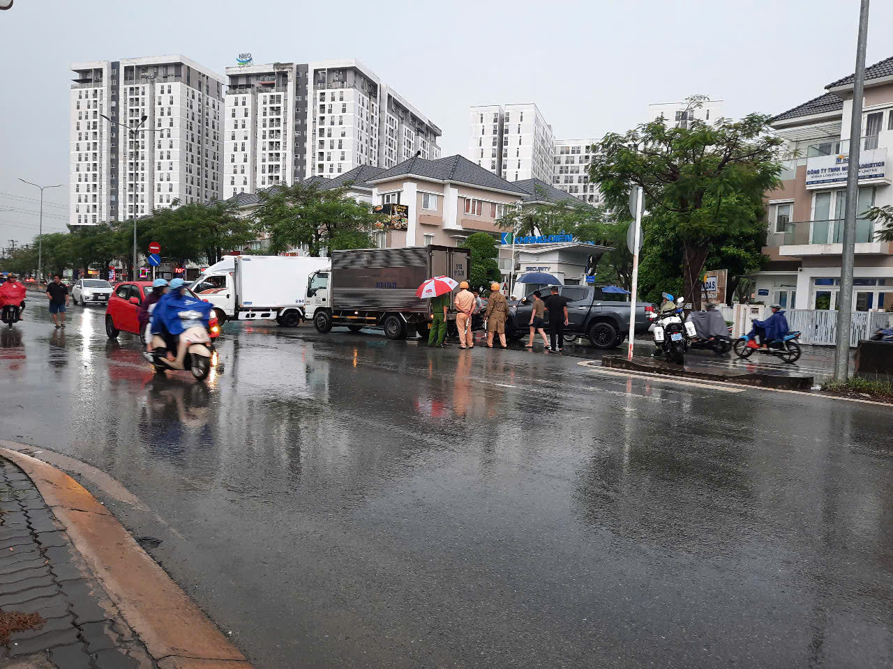 Nỗi vất vả trên nhiều tuyến đường ngập ở TP Thủ Đức- Ảnh 4.