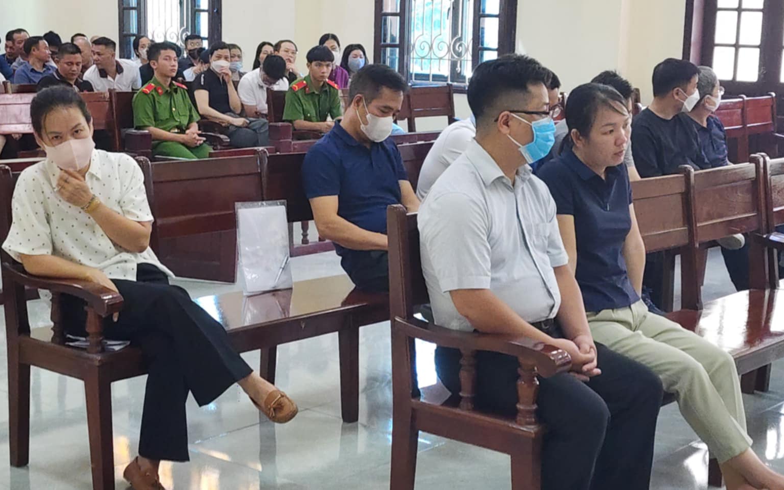 14 cựu lãnh đạo, cán bộ hải quan "ngó lơ" số hàng lậu trị giá hơn 1.800 tỉ đồng hầu toà