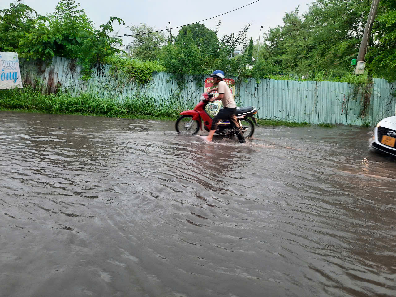 Nỗi vất vả trên nhiều tuyến đường ngập ở TP Thủ Đức- Ảnh 1.