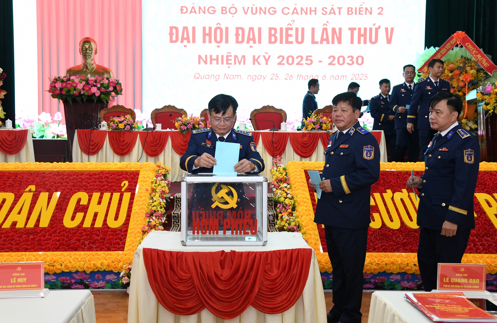 Đại tá Lê Huy tái đắc cử Bí thư Đảng ủy Vùng Cảnh sát biển 2- Ảnh 2.