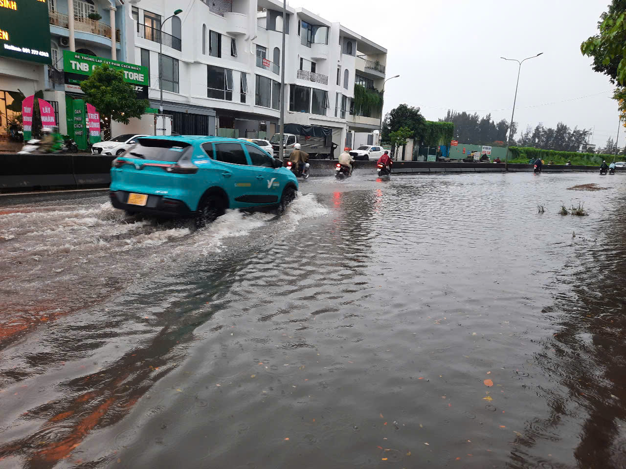 Nỗi vất vả trên nhiều tuyến đường ngập ở TP Thủ Đức- Ảnh 7.