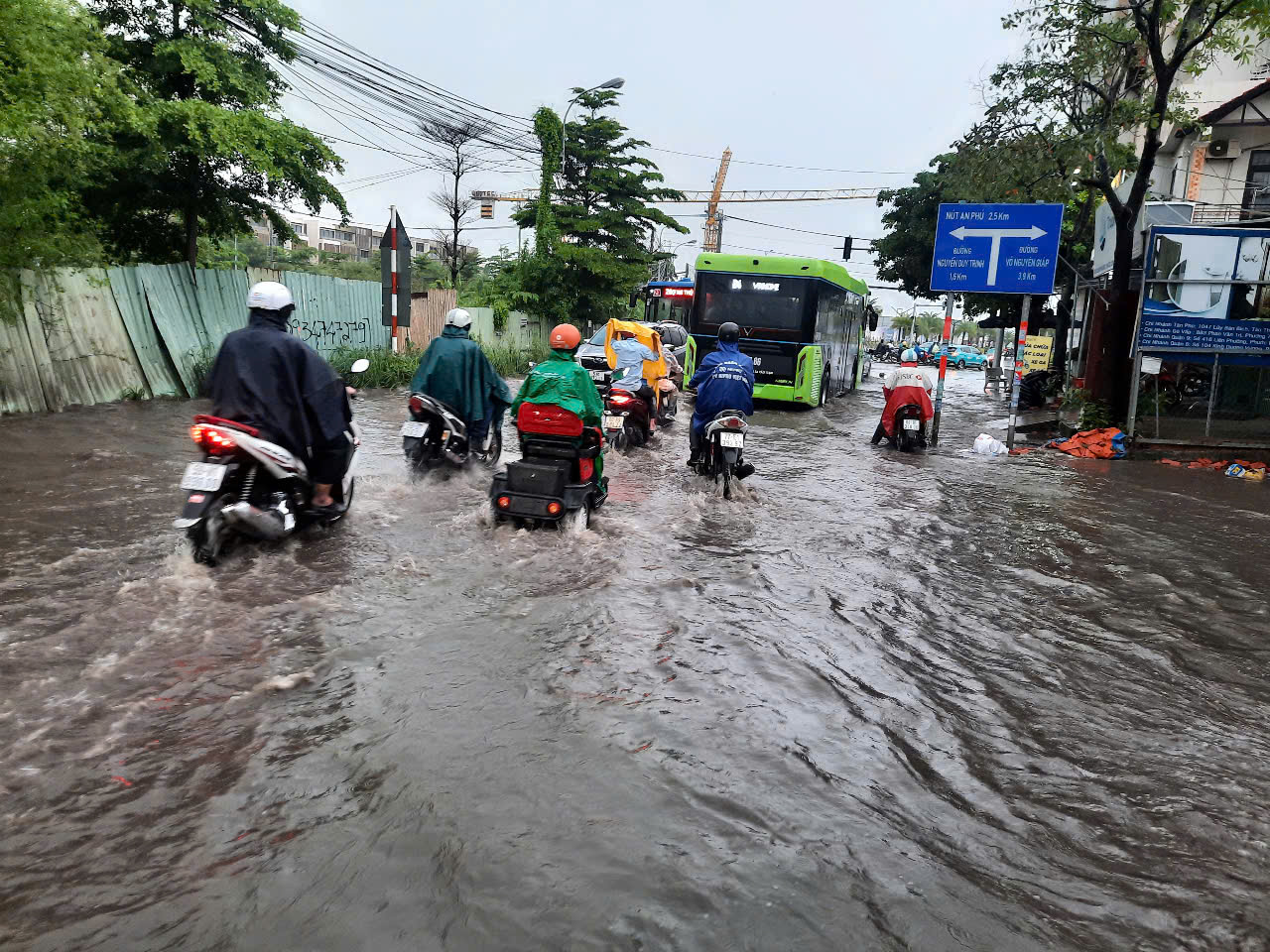 Nỗi vất vả trên nhiều tuyến đường ngập ở TP Thủ Đức- Ảnh 6.
