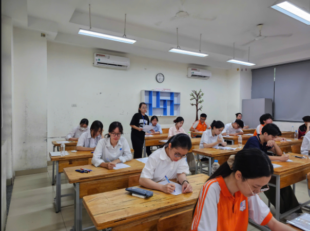 Cả nước c&oacute; 12 th&iacute; sinh vi phạm quy chế thi m&ocirc;n ngữ văn - Ảnh 2.