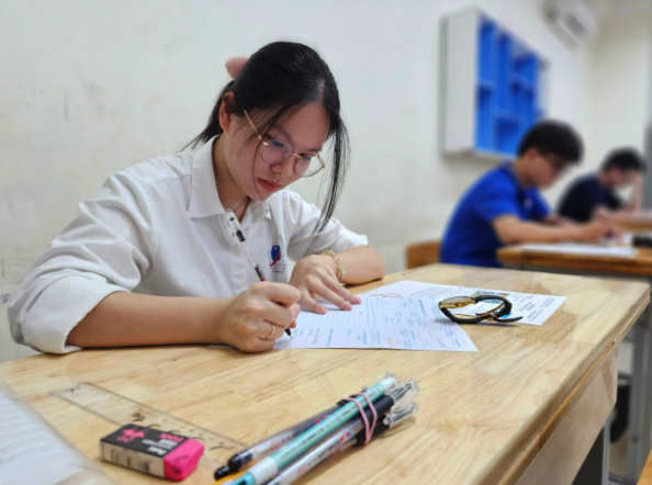 Cả nước c&oacute; 12 th&iacute; sinh vi phạm quy chế thi m&ocirc;n ngữ văn - Ảnh 3.
