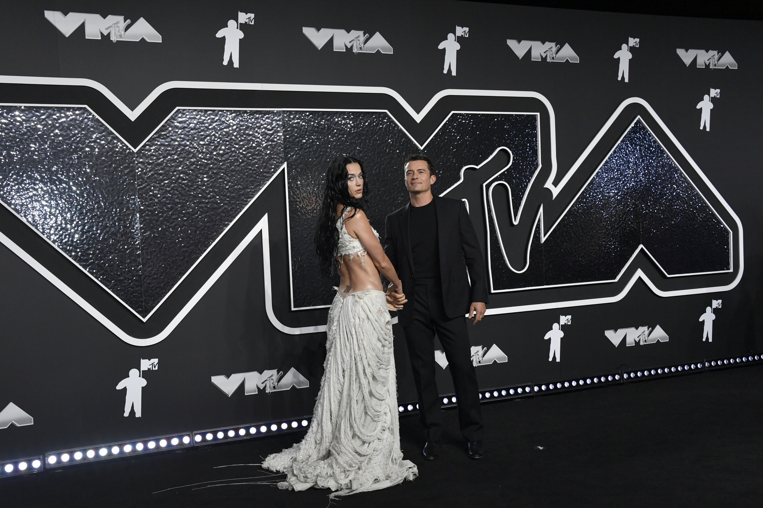 Ca sĩ Katy Perry v&agrave; t&agrave;i tử Orlando Bloom đường ai nấy bước- Ảnh 2.