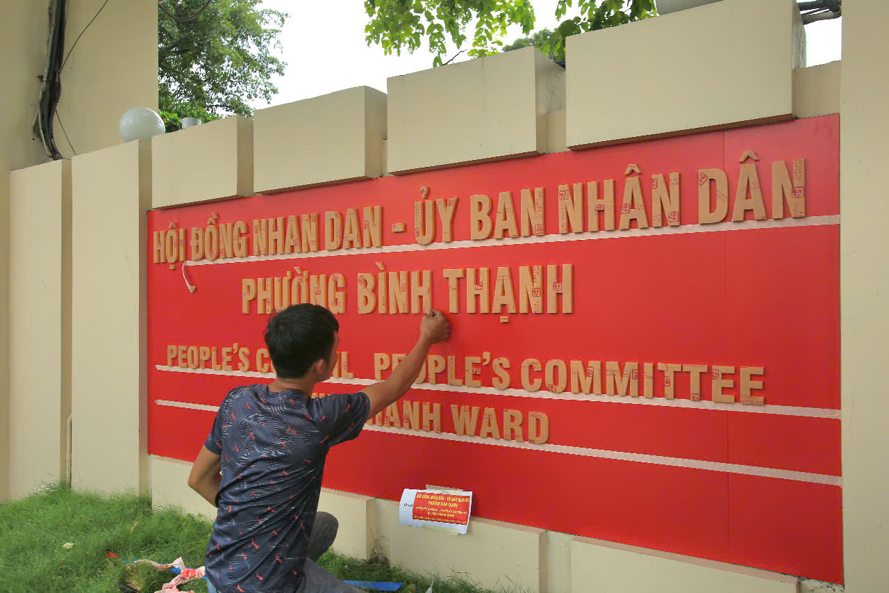 Hình ảnh nhiều địa phương ở TP HCM gắn bảng tên phường mới- Ảnh 2.