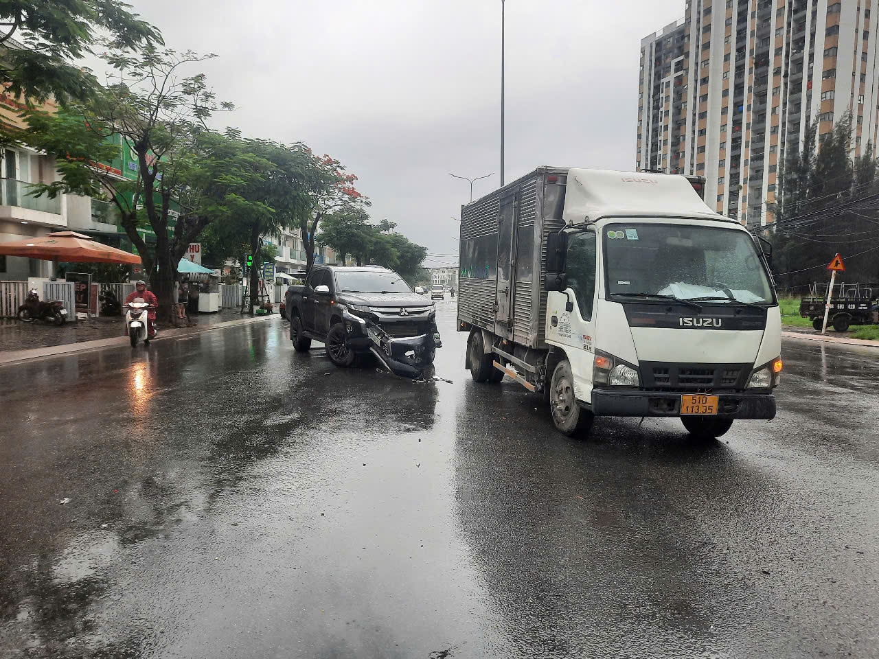 Nỗi vất vả trên nhiều tuyến đường ngập ở TP Thủ Đức- Ảnh 3.