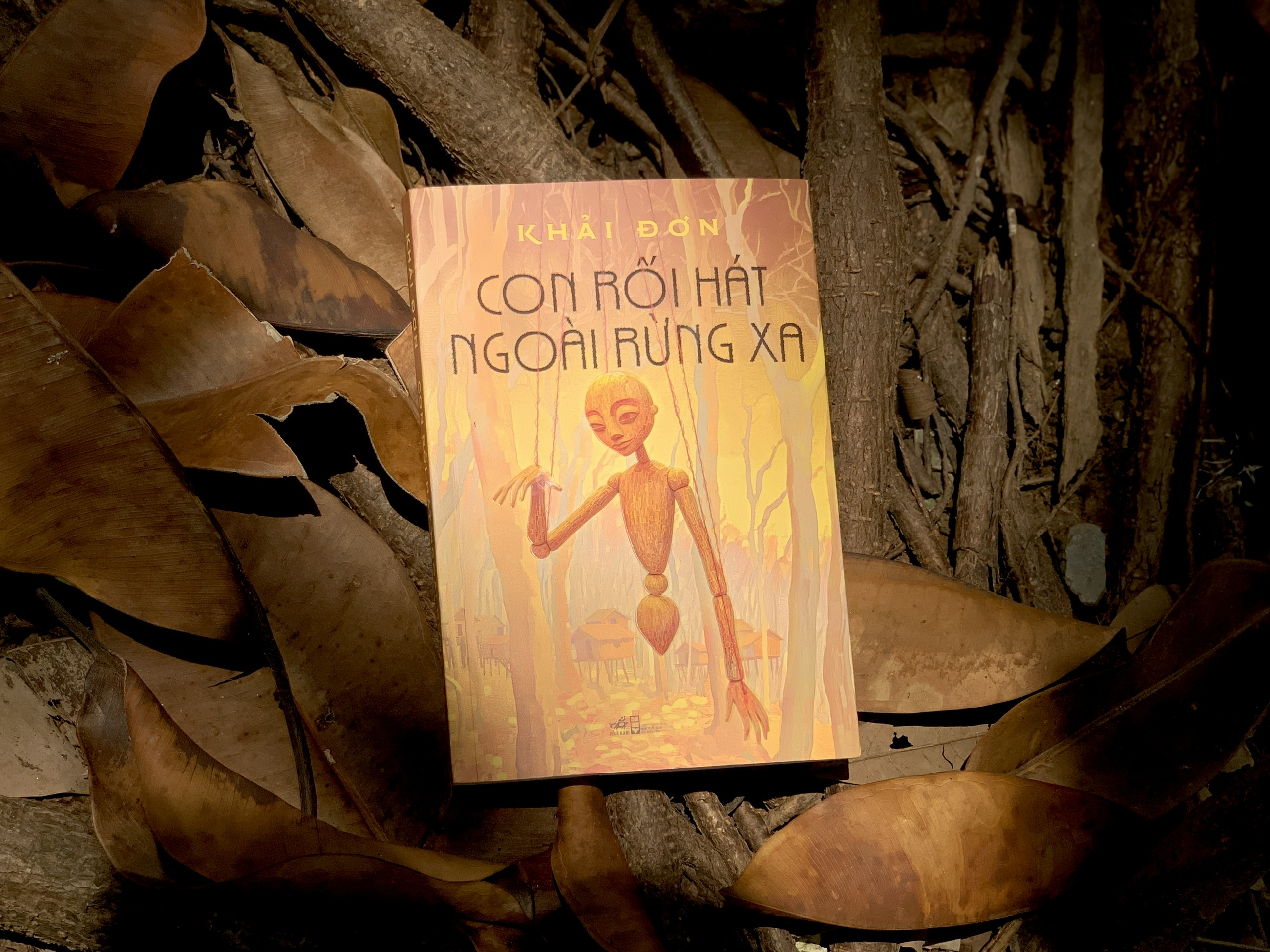 Khải Đơn lần đầu thử sức với truyện ngắn qua "Con rối hát ngoài rừng xa"- Ảnh 1.