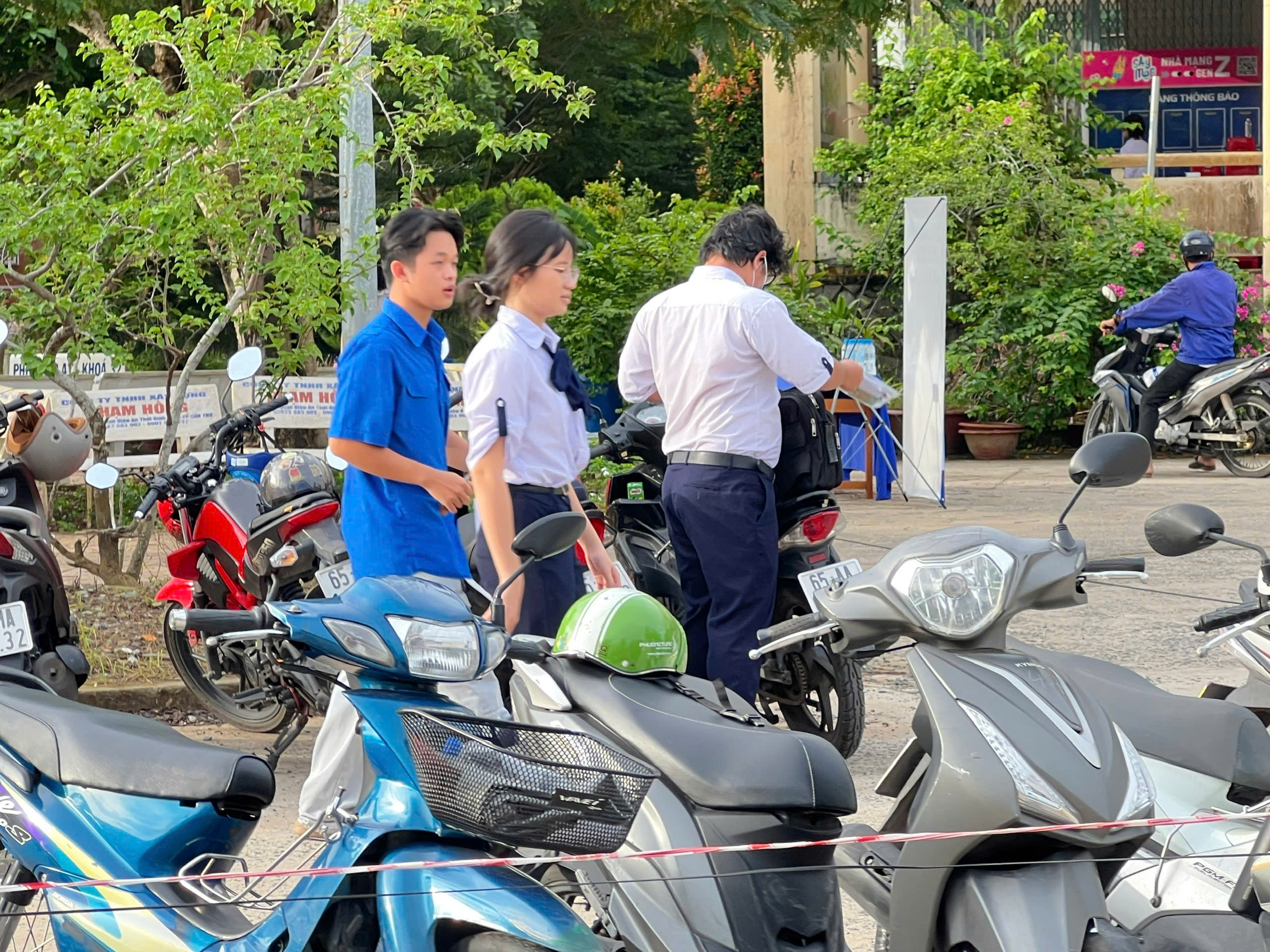 Kỳ thi THPT 2025: Th&iacute; sinh bắt đầu thi ngữ văn, đ&oacute;n xem gợi &yacute; giải đề - Ảnh 20.