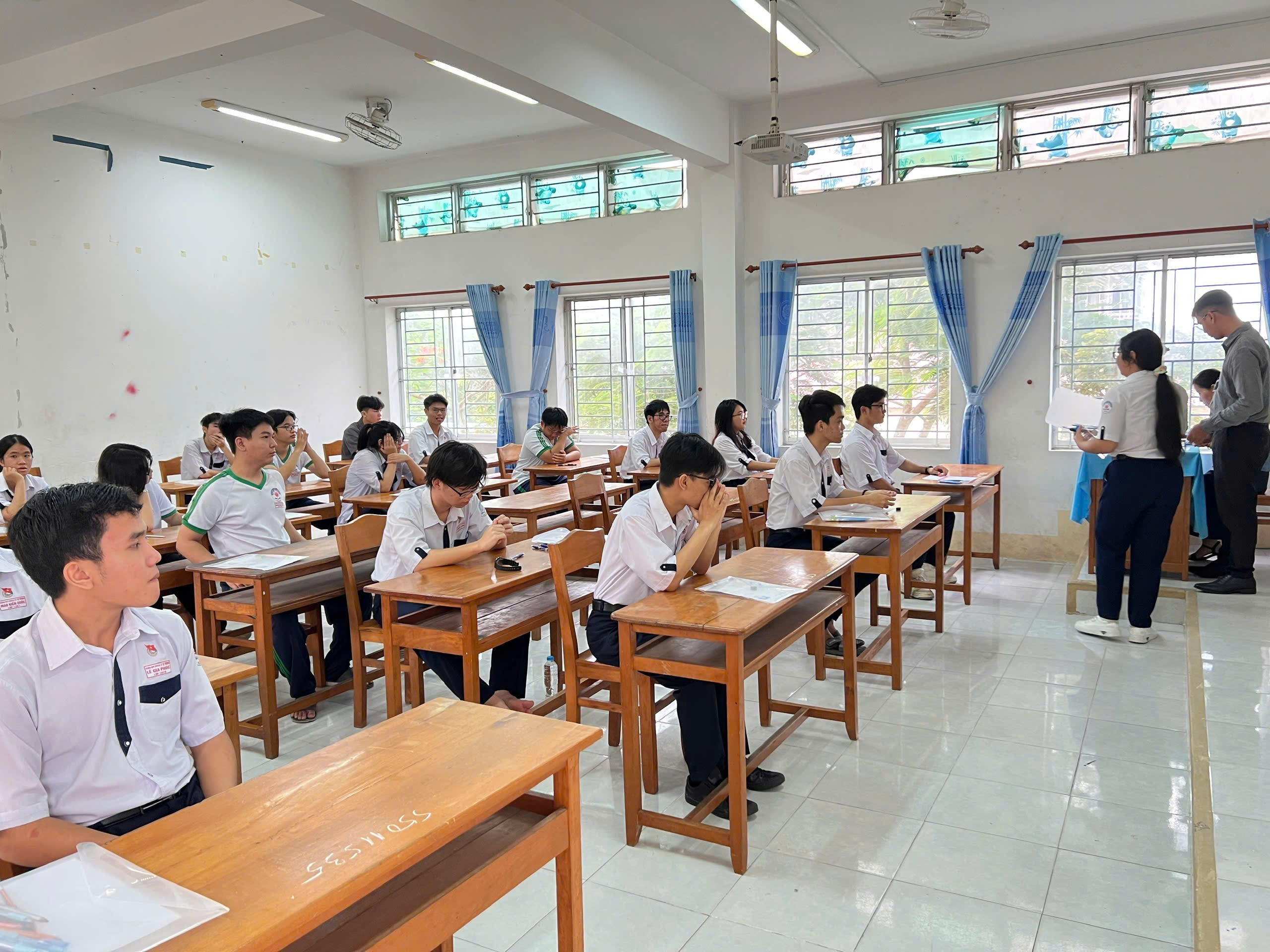 Kỳ thi THPT 2025: Th&iacute; sinh bắt đầu thi ngữ văn, đ&oacute;n xem gợi &yacute; giải đề - Ảnh 21.