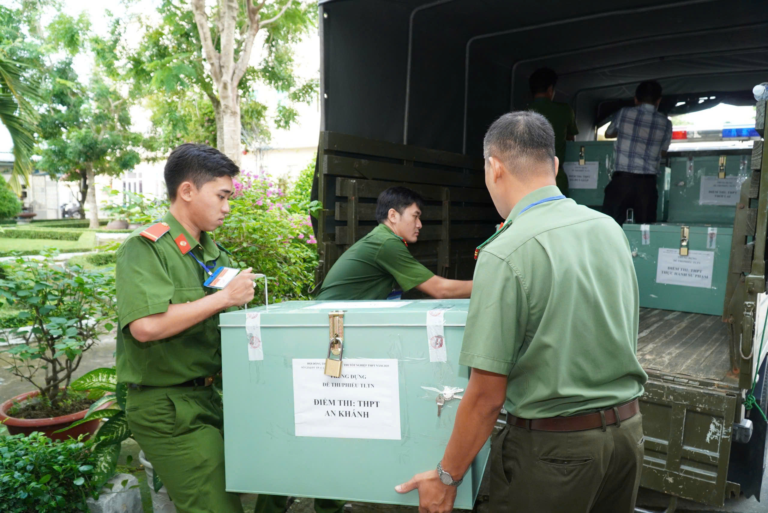 Kỳ thi THPT 2025: Th&iacute; sinh bắt đầu thi ngữ văn, đ&oacute;n xem gợi &yacute; giải đề - Ảnh 17.
