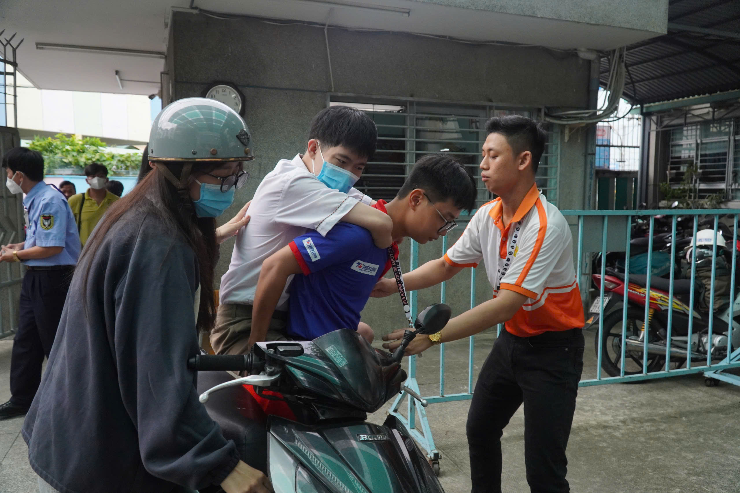 Kỳ thi THPT 2025: Th&iacute; sinh bắt đầu thi ngữ văn, đ&oacute;n xem gợi &yacute; giải đề - Ảnh 15.