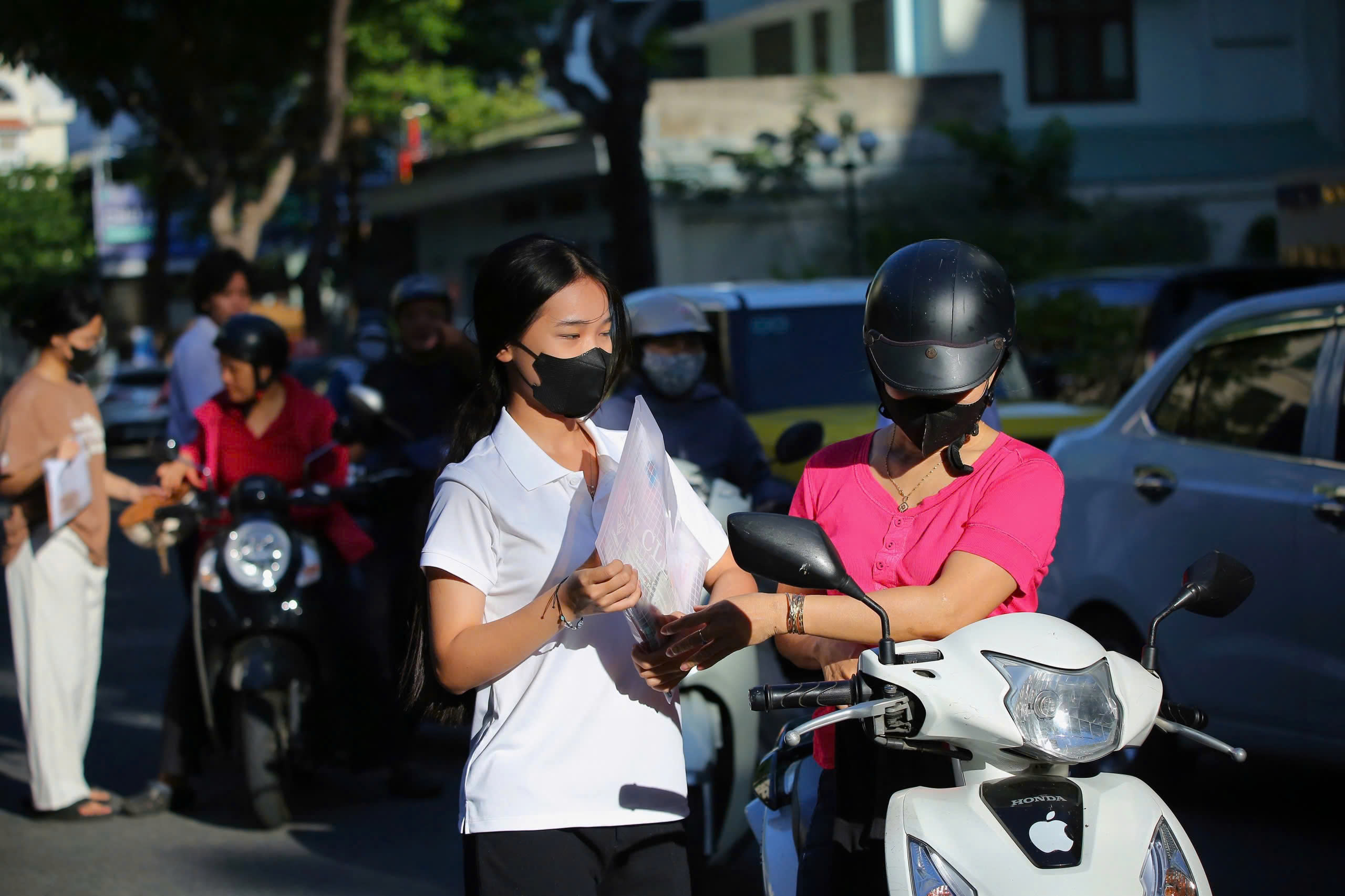 Kỳ thi THPT 2025: Th&iacute; sinh bắt đầu thi ngữ văn, đ&oacute;n xem gợi &yacute; giải đề - Ảnh 6.