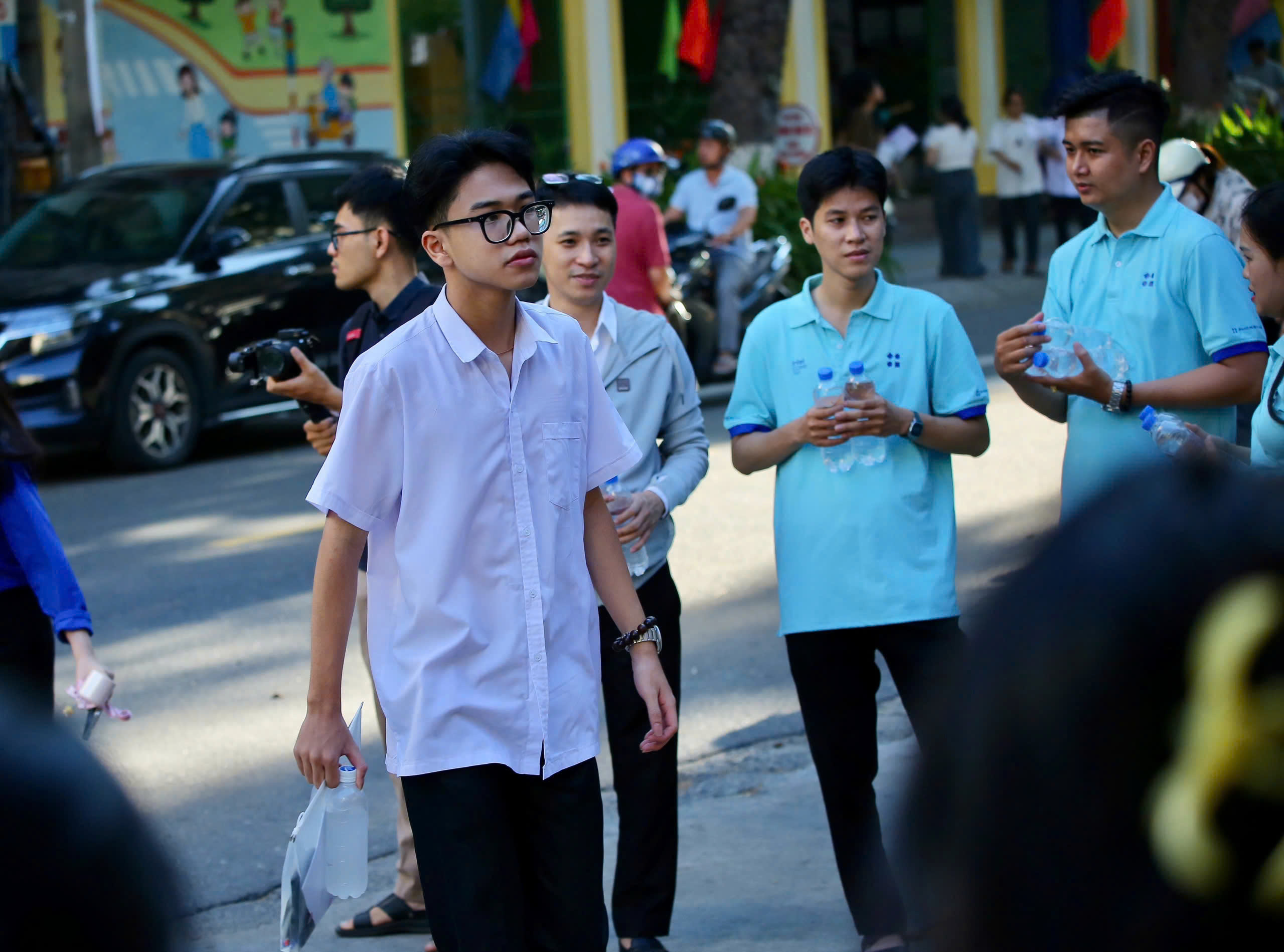 Kỳ thi THPT 2025: Th&iacute; sinh bắt đầu thi ngữ văn, đ&oacute;n xem gợi &yacute; giải đề - Ảnh 7.