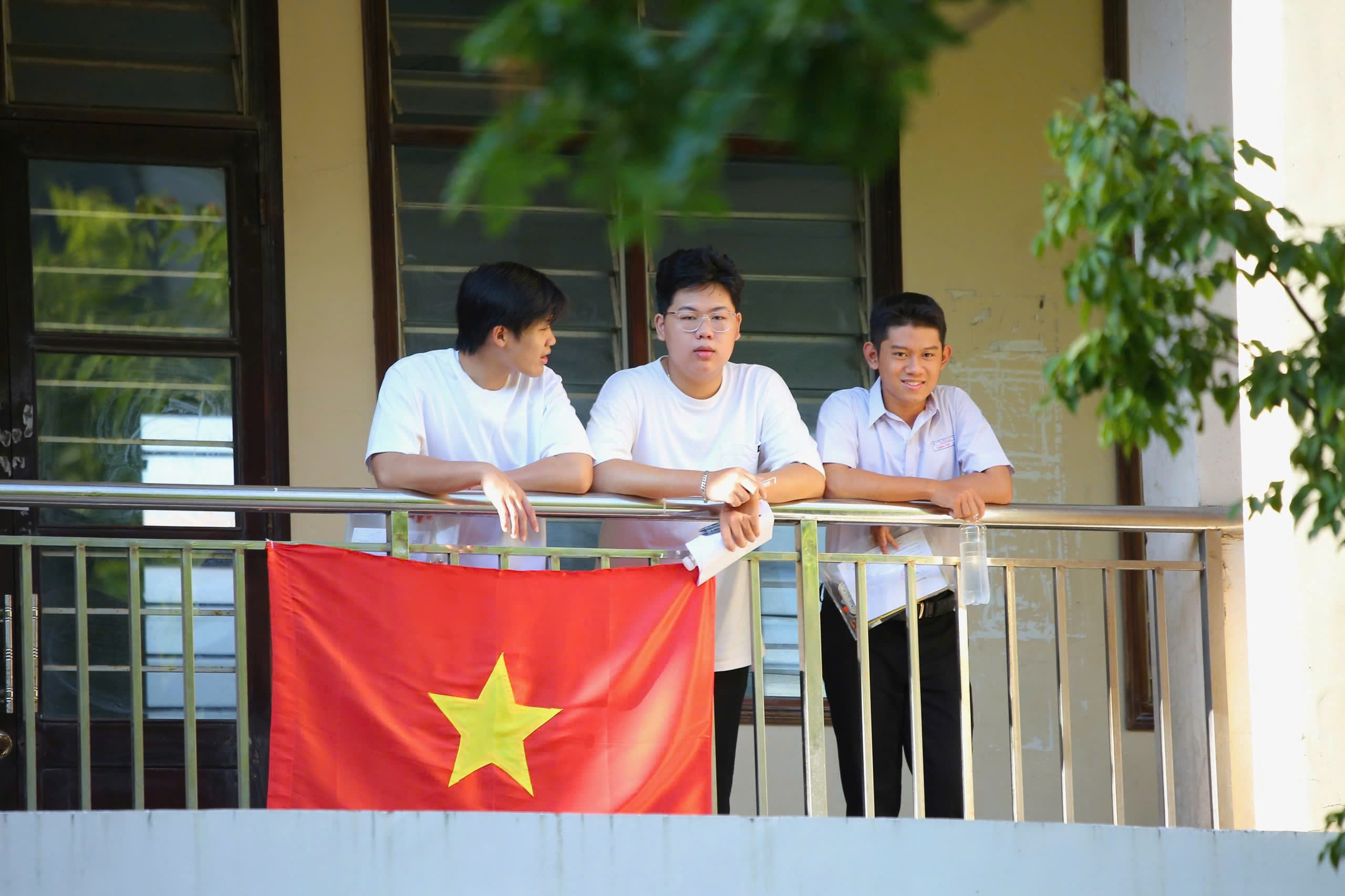Kỳ thi THPT 2025: Th&iacute; sinh bắt đầu thi ngữ văn, đ&oacute;n xem gợi &yacute; giải đề - Ảnh 8.