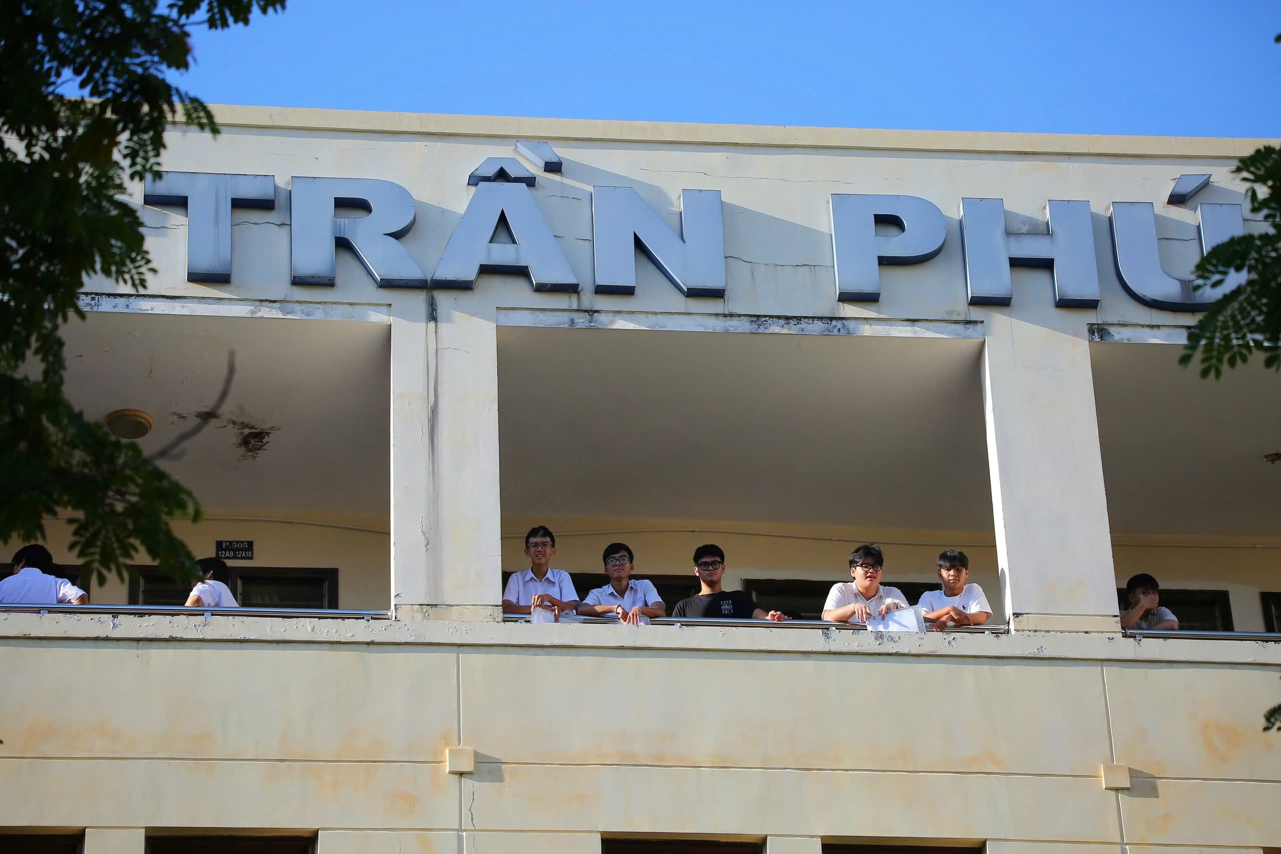 Kỳ thi THPT 2025: Th&iacute; sinh bắt đầu thi ngữ văn, đ&oacute;n xem gợi &yacute; giải đề - Ảnh 9.