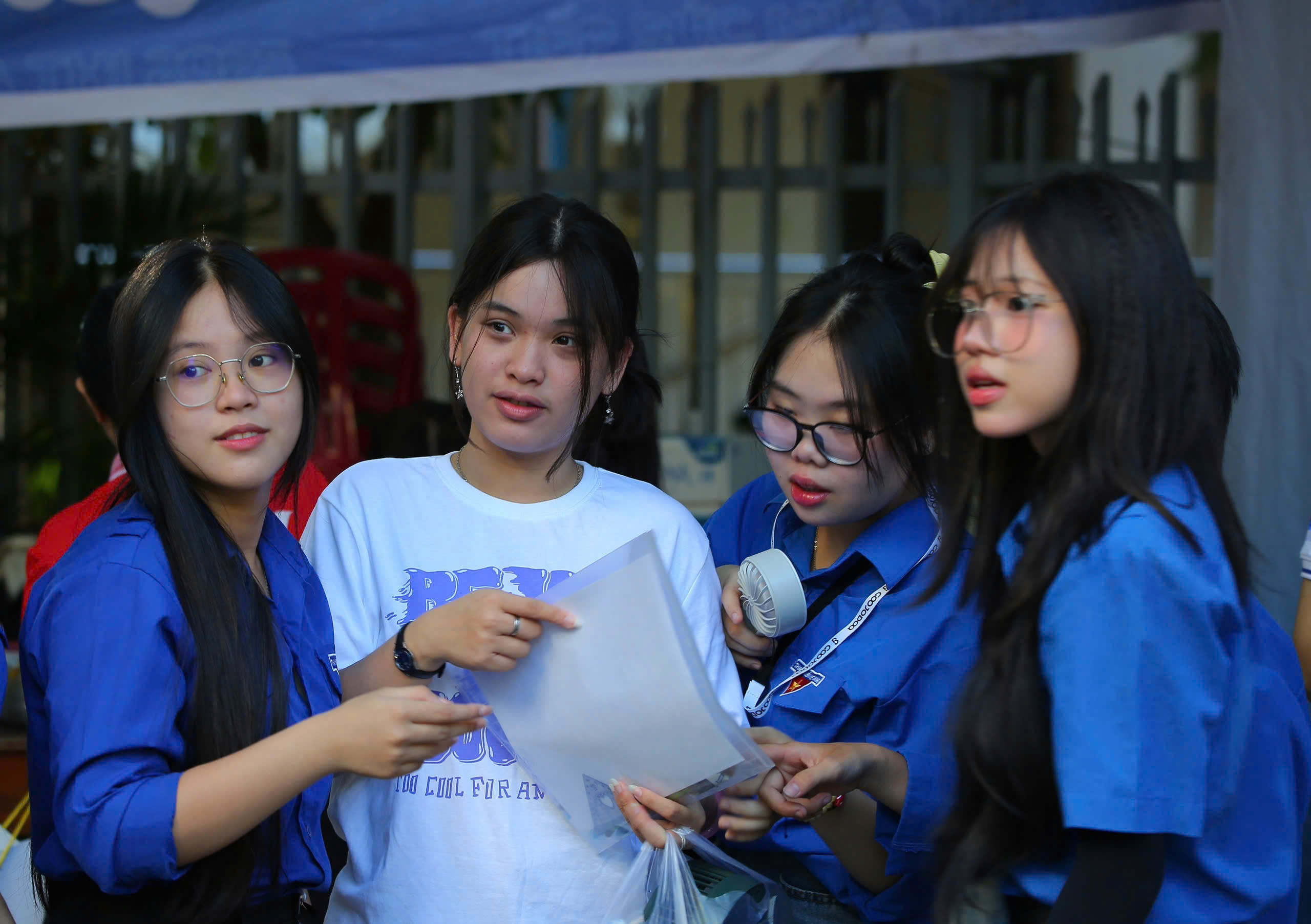 Kỳ thi THPT 2025: Th&iacute; sinh bắt đầu thi ngữ văn, đ&oacute;n xem gợi &yacute; giải đề - Ảnh 10.